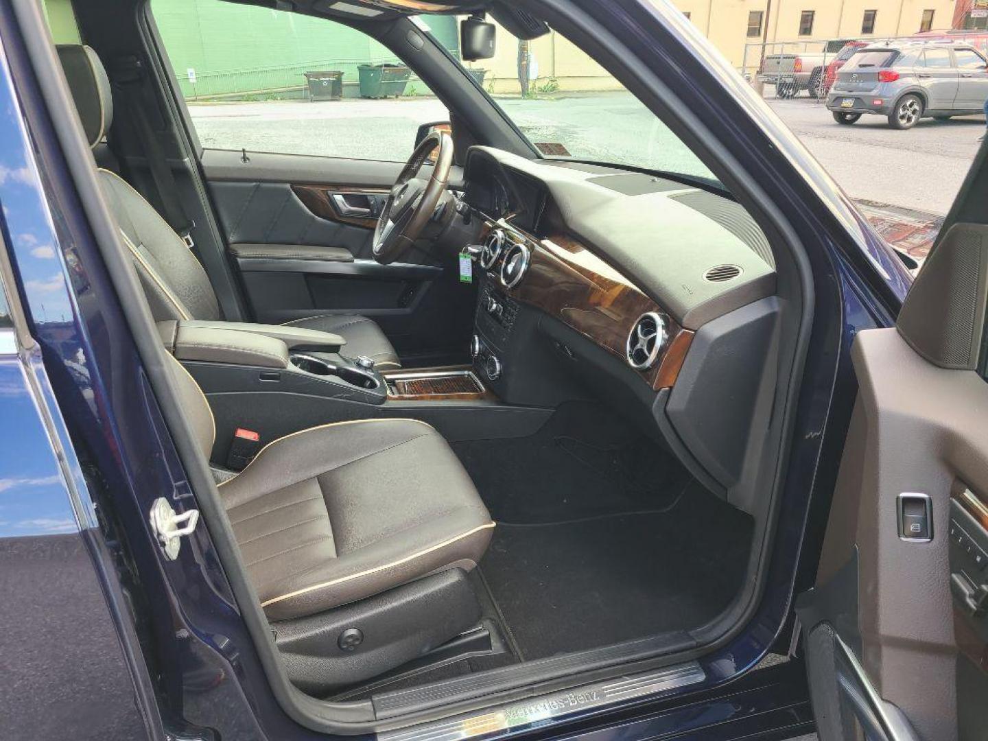 2013 BLUE MERCEDES-BENZ GLK 350 4MATIC (WDCGG8JB8DG) with an 3.5L engine, Automatic transmission, located at 7981 Paxton Street, Harrisburg, PA, 17111, (717) 561-2926, 40.261490, -76.749229 - WE FINANCE!!! Good Credit/ Bad Credit/ No Credit - ALL Trade-Ins Welcomed!!! ***Guaranteed Credit Approval*** APPLY ONLINE or CALL us TODAY ;) Internet Prices and Marketplace Prices are SPECIAL discounted ***CASH DEALS*** Retail Prices are higher. Please call us to discuss your cash and finan - Photo#13