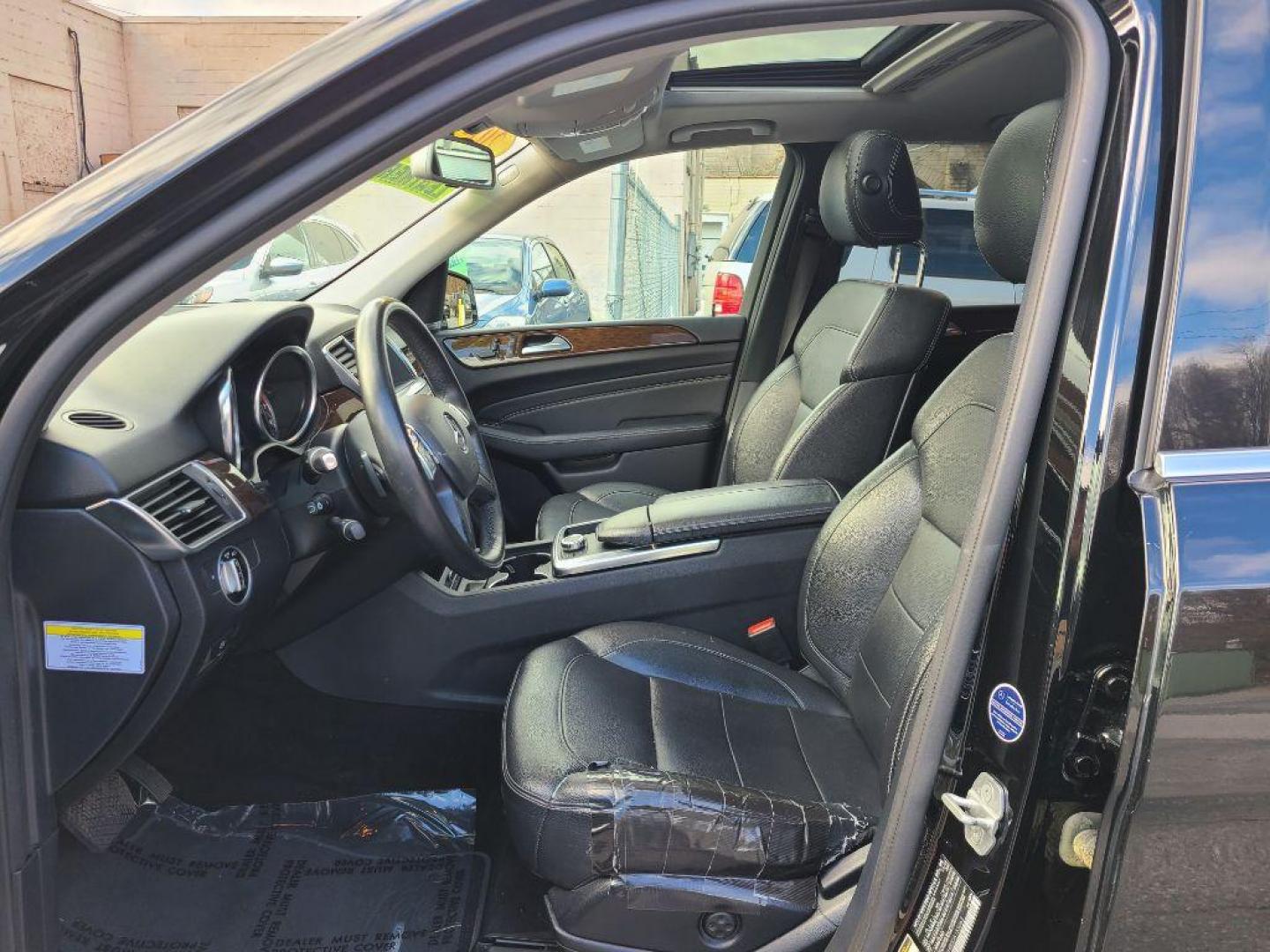 2013 BLACK MERCEDES-BENZ ML 350 4MATIC (4JGDA5HB0DA) with an 3.5L engine, Automatic transmission, located at 117 North Cameron Street, Harrisburg, PA, 17101, (717) 963-8962, 40.267021, -76.875351 - WE FINANCE!!! Good Credit/ Bad Credit/ No Credit - ALL Trade-Ins Welcomed!!! ***Guaranteed Credit Approval*** APPLY ONLINE or CALL us TODAY ;) Internet Prices and Marketplace Prices are SPECIAL discounted ***CASH DEALS*** Retail Prices are higher. Please call us to discuss your cash and finan - Photo#11