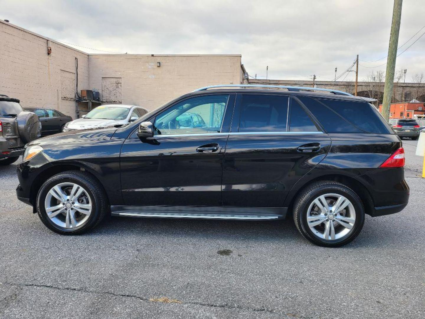 2013 BLACK MERCEDES-BENZ ML 350 4MATIC (4JGDA5HB0DA) with an 3.5L engine, Automatic transmission, located at 117 North Cameron Street, Harrisburg, PA, 17101, (717) 963-8962, 40.267021, -76.875351 - WE FINANCE!!! Good Credit/ Bad Credit/ No Credit - ALL Trade-Ins Welcomed!!! ***Guaranteed Credit Approval*** APPLY ONLINE or CALL us TODAY ;) Internet Prices and Marketplace Prices are SPECIAL discounted ***CASH DEALS*** Retail Prices are higher. Please call us to discuss your cash and finan - Photo#1