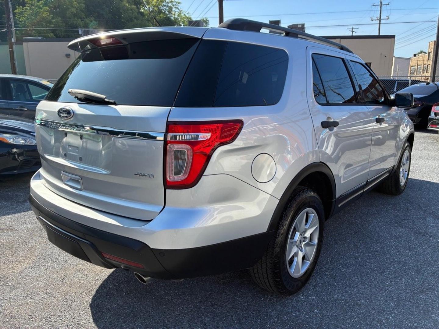 2014 SILVER FORD EXPLORER (1FM5K8B81EG) with an 3.5L engine, Automatic transmission, located at 117 North Cameron Street, Harrisburg, PA, 17101, (717) 963-8962, 40.267021, -76.875351- Photo#4
