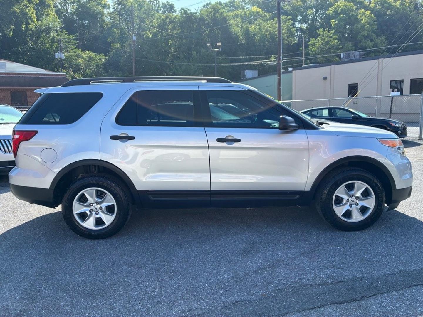 2014 SILVER FORD EXPLORER (1FM5K8B81EG) with an 3.5L engine, Automatic transmission, located at 117 North Cameron Street, Harrisburg, PA, 17101, (717) 963-8962, 40.267021, -76.875351- Photo#5