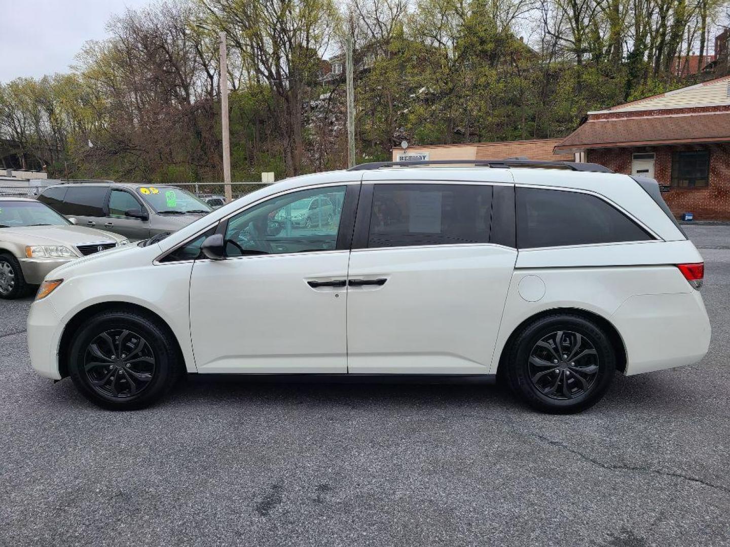 2014 WHITE HONDA ODYSSEY LX (5FNRL5H21EB) with an 3.5L engine, Automatic transmission, located at 117 North Cameron Street, Harrisburg, PA, 17101, (717) 963-8962, 40.267021, -76.875351 - WE FINANCE!!! Good Credit/ Bad Credit/ No Credit - ALL Trade-Ins Welcomed!!! ***Guaranteed Credit Approval*** APPLY ONLINE or CALL us TODAY ;) Internet Prices and Marketplace Prices are SPECIAL discounted ***CASH DEALS*** Retail Prices are higher. Please call us to discuss your cash and finan - Photo#5