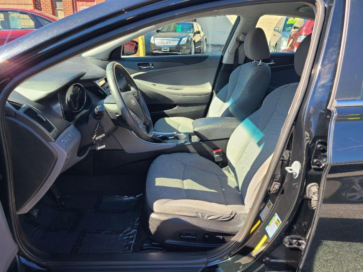 2014 BLACK HYUNDAI SONATA GLS (5NPEB4AC5EH) with an 2.4L engine, Automatic transmission, located at 117 North Cameron Street, Harrisburg, PA, 17101, (717) 963-8962, 40.267021, -76.875351 - Photo#10
