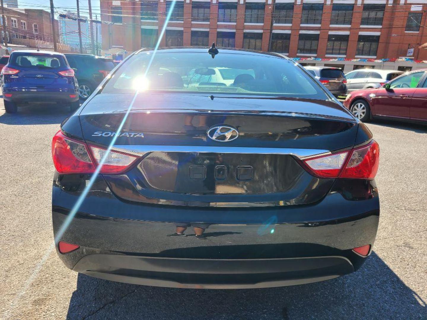 2014 BLACK HYUNDAI SONATA GLS (5NPEB4AC5EH) with an 2.4L engine, Automatic transmission, located at 117 North Cameron Street, Harrisburg, PA, 17101, (717) 963-8962, 40.267021, -76.875351 - Photo#4