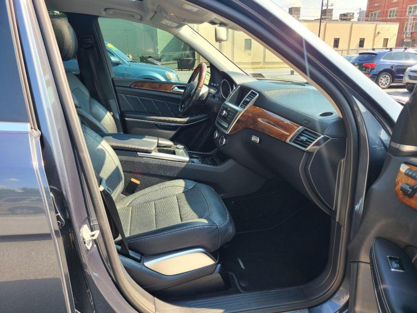 2014 GRAY MERCEDES-BENZ GL 550 4MATIC (4JGDF7DE4EA) with an 4.6L engine, Automatic transmission, located at 117 North Cameron Street, Harrisburg, PA, 17101, (717) 963-8962, 40.267021, -76.875351 - WE FINANCE!!! Good Credit/ Bad Credit/ No Credit - ALL Trade-Ins Welcomed!!! ***Guaranteed Credit Approval*** APPLY ONLINE or CALL us TODAY ;) Internet Prices and Marketplace Prices are SPECIAL discounted ***CASH DEALS*** Retail Prices are higher. Please call us to discuss your cash and finan - Photo#8