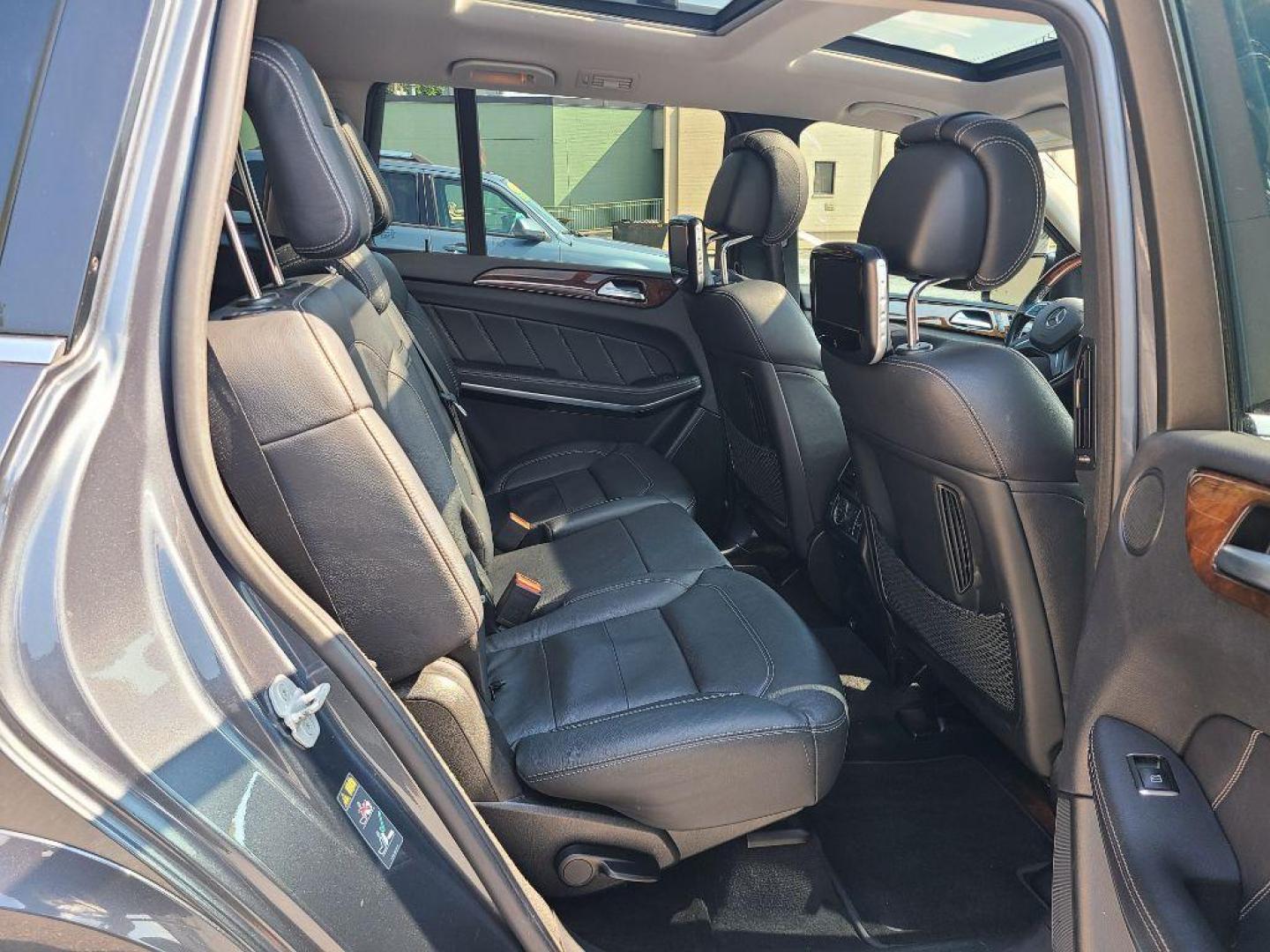 2014 GRAY MERCEDES-BENZ GL 550 4MATIC (4JGDF7DE4EA) with an 4.6L engine, Automatic transmission, located at 117 North Cameron Street, Harrisburg, PA, 17101, (717) 963-8962, 40.267021, -76.875351 - WE FINANCE!!! Good Credit/ Bad Credit/ No Credit - ALL Trade-Ins Welcomed!!! ***Guaranteed Credit Approval*** APPLY ONLINE or CALL us TODAY ;) Internet Prices and Marketplace Prices are SPECIAL discounted ***CASH DEALS*** Retail Prices are higher. Please call us to discuss your cash and finan - Photo#11