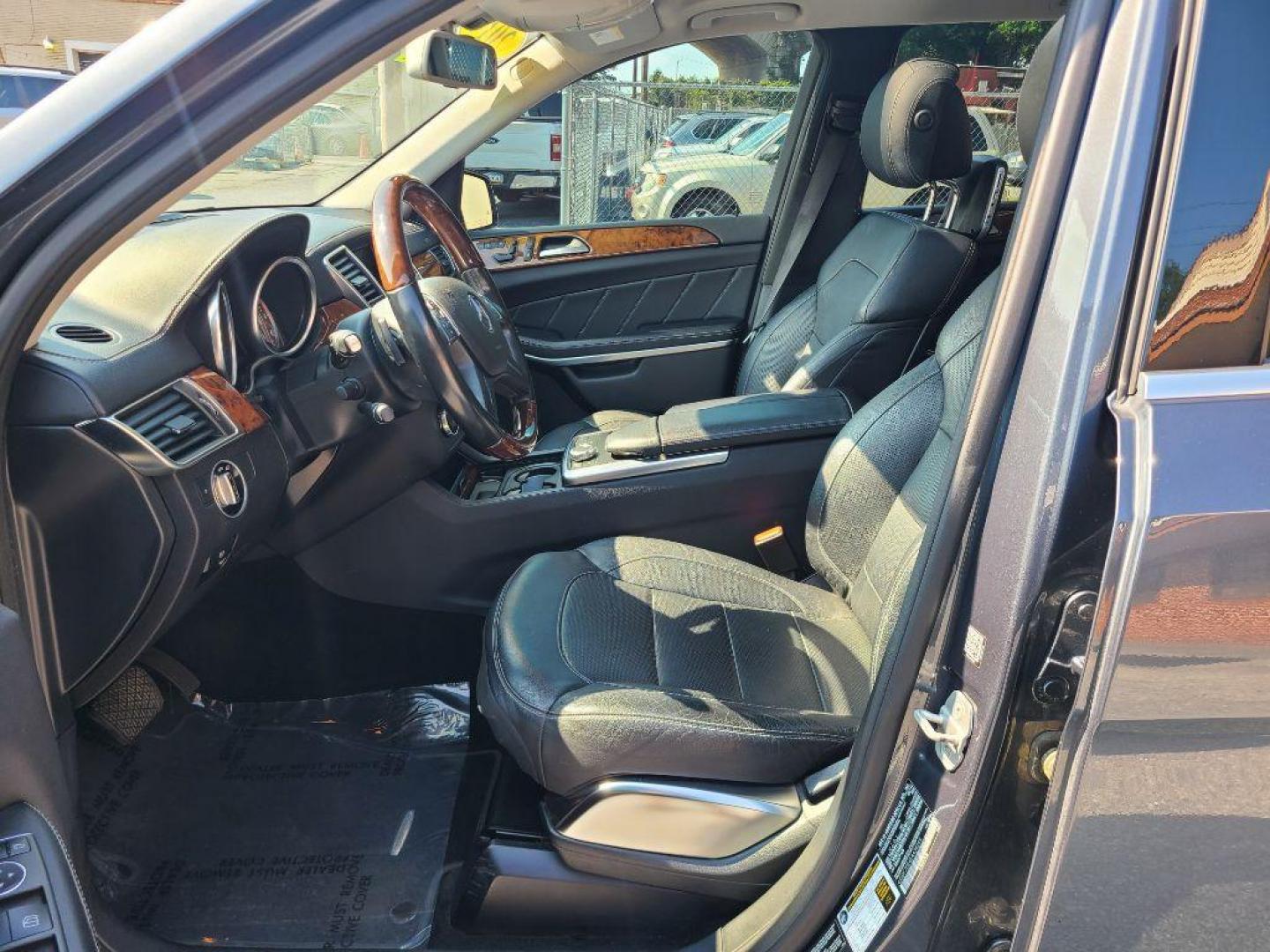 2014 GRAY MERCEDES-BENZ GL 550 4MATIC (4JGDF7DE4EA) with an 4.6L engine, Automatic transmission, located at 117 North Cameron Street, Harrisburg, PA, 17101, (717) 963-8962, 40.267021, -76.875351 - WE FINANCE!!! Good Credit/ Bad Credit/ No Credit - ALL Trade-Ins Welcomed!!! ***Guaranteed Credit Approval*** APPLY ONLINE or CALL us TODAY ;) Internet Prices and Marketplace Prices are SPECIAL discounted ***CASH DEALS*** Retail Prices are higher. Please call us to discuss your cash and finan - Photo#16