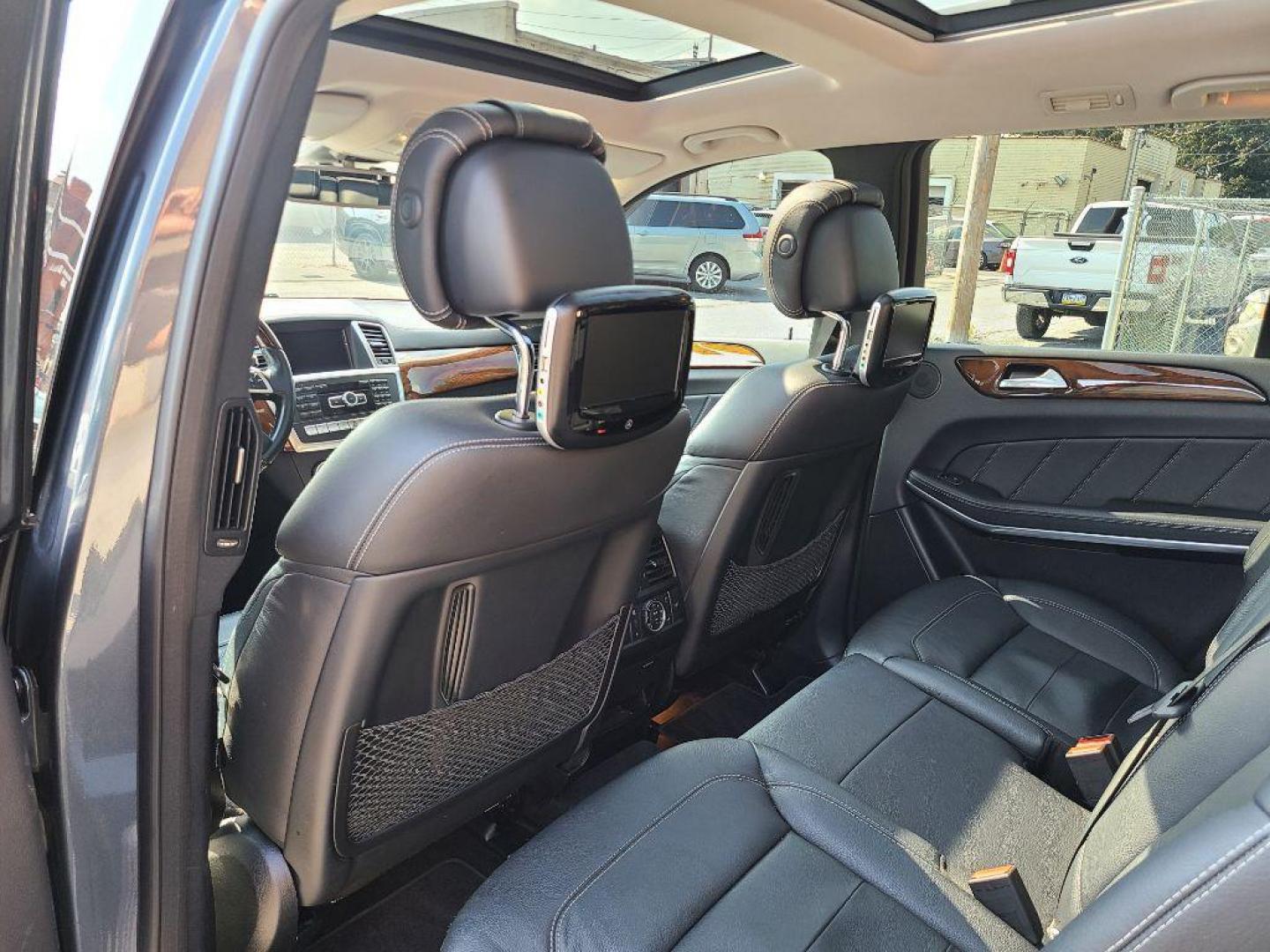 2014 GRAY MERCEDES-BENZ GL 550 4MATIC (4JGDF7DE4EA) with an 4.6L engine, Automatic transmission, located at 117 North Cameron Street, Harrisburg, PA, 17101, (717) 963-8962, 40.267021, -76.875351 - WE FINANCE!!! Good Credit/ Bad Credit/ No Credit - ALL Trade-Ins Welcomed!!! ***Guaranteed Credit Approval*** APPLY ONLINE or CALL us TODAY ;) Internet Prices and Marketplace Prices are SPECIAL discounted ***CASH DEALS*** Retail Prices are higher. Please call us to discuss your cash and finan - Photo#17