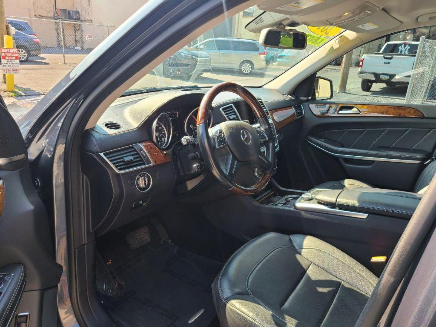 2014 GRAY MERCEDES-BENZ GL 550 4MATIC (4JGDF7DE4EA) with an 4.6L engine, Automatic transmission, located at 117 North Cameron Street, Harrisburg, PA, 17101, (717) 963-8962, 40.267021, -76.875351 - WE FINANCE!!! Good Credit/ Bad Credit/ No Credit - ALL Trade-Ins Welcomed!!! ***Guaranteed Credit Approval*** APPLY ONLINE or CALL us TODAY ;) Internet Prices and Marketplace Prices are SPECIAL discounted ***CASH DEALS*** Retail Prices are higher. Please call us to discuss your cash and finan - Photo#19