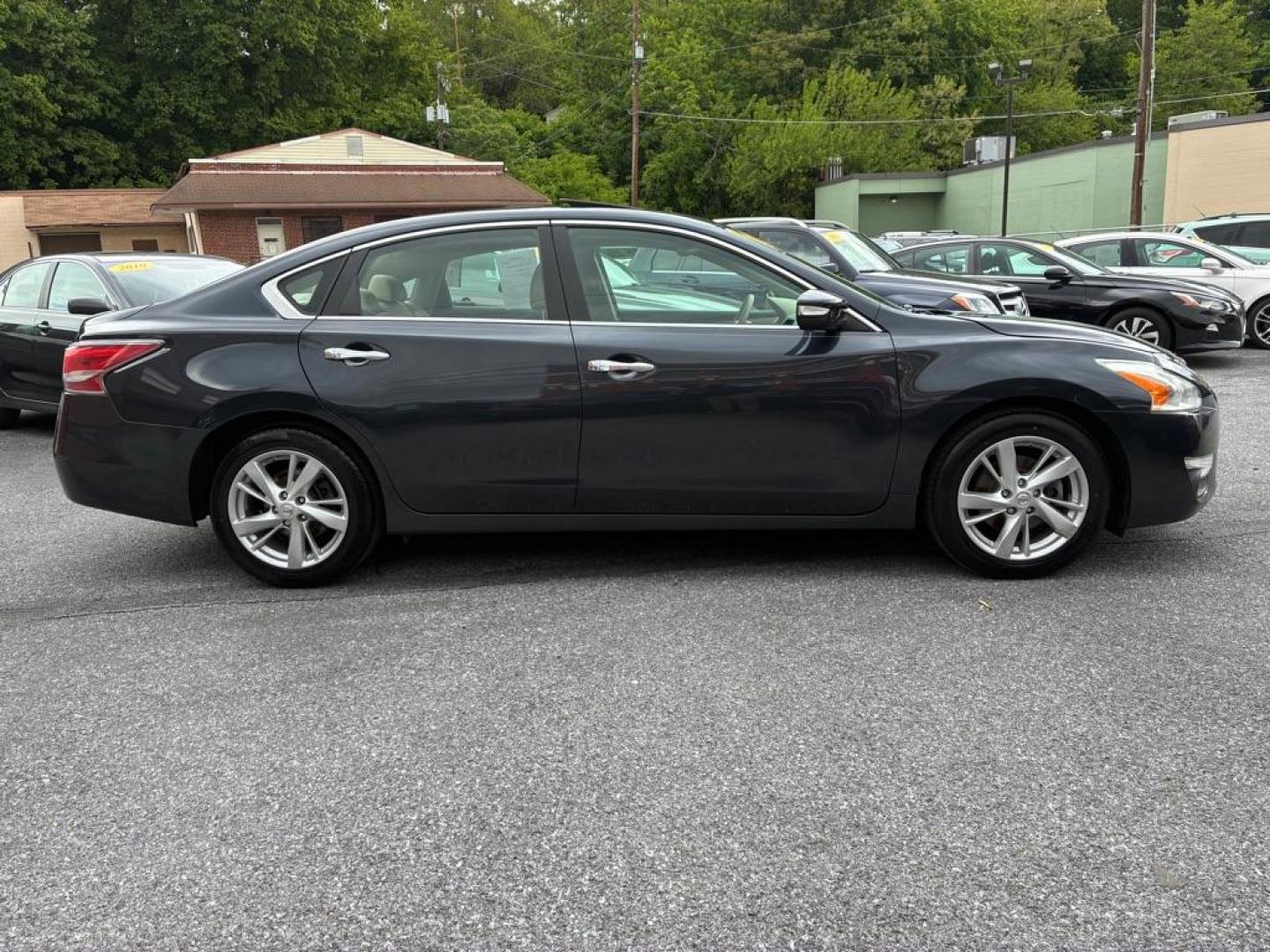 2014 GREY NISSAN ALTIMA 2.5 (1N4AL3AP8EC) with an 2.5L engine, Continuously Variable transmission, located at 117 North Cameron Street, Harrisburg, PA, 17101, (717) 963-8962, 40.267021, -76.875351 - Photo#5