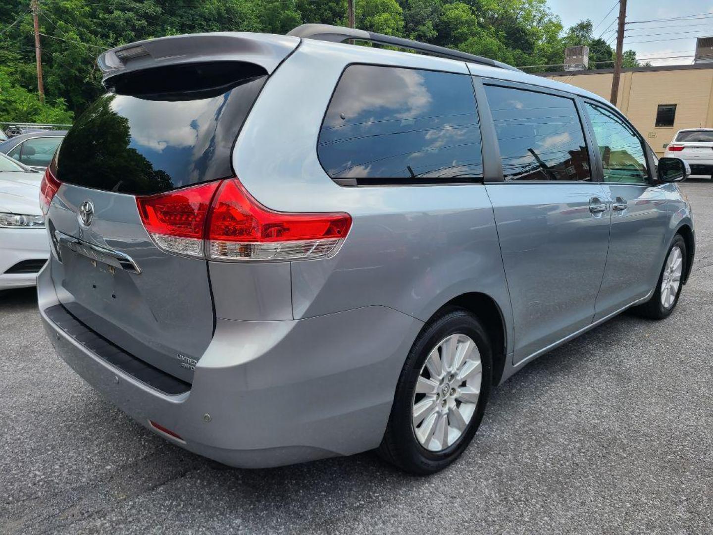 2014 SILVER TOYOTA SIENNA limited (5TDDK3DC7ES) with an 3.5L engine, Automatic transmission, located at 7981 Paxton Street, Harrisburg, PA, 17111, (717) 561-2926, 40.261490, -76.749229 - Photo#4