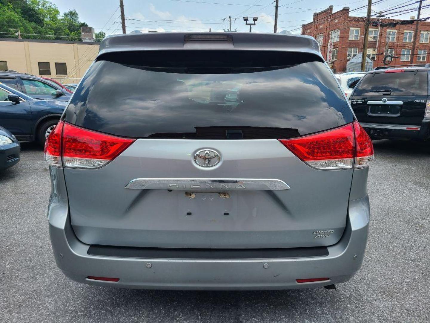 2014 SILVER TOYOTA SIENNA limited (5TDDK3DC7ES) with an 3.5L engine, Automatic transmission, located at 7981 Paxton Street, Harrisburg, PA, 17111, (717) 561-2926, 40.261490, -76.749229 - Photo#3