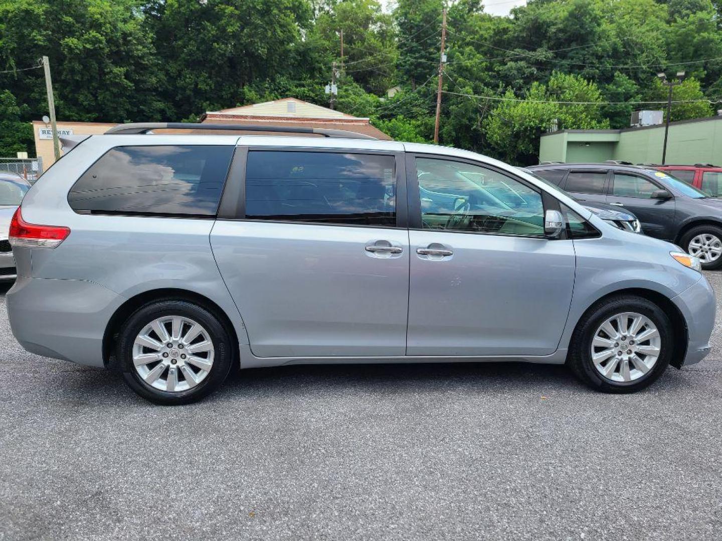 2014 SILVER TOYOTA SIENNA limited (5TDDK3DC7ES) with an 3.5L engine, Automatic transmission, located at 7981 Paxton Street, Harrisburg, PA, 17111, (717) 561-2926, 40.261490, -76.749229 - Photo#5
