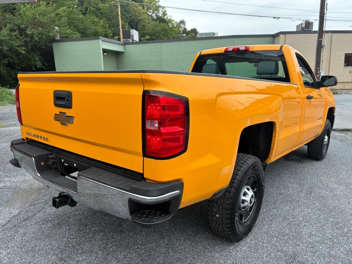 2015 YELLOW CHEVROLET SILVERADO 2500 HEAVY DUTY (1GC0CUEGXFZ) with an 6.0L engine, Automatic transmission, located at 117 North Cameron Street, Harrisburg, PA, 17101, (717) 963-8962, 40.267021, -76.875351- Photo#4