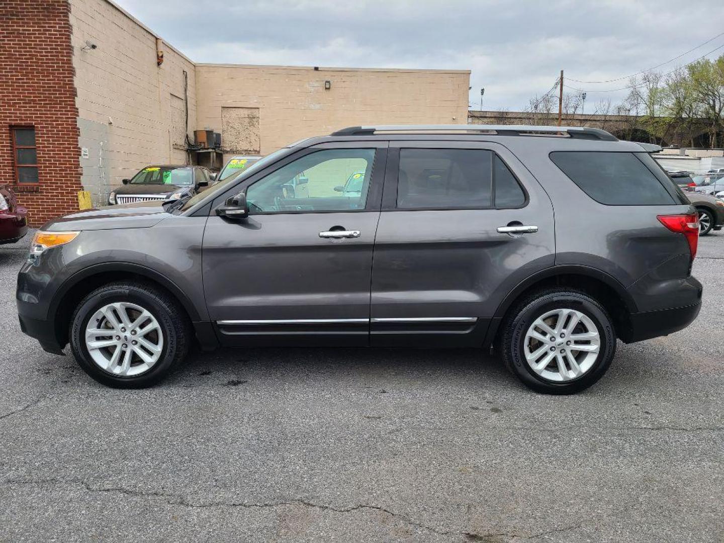 2015 GRAY FORD EXPLORER XLT (1FM5K8D89FG) with an 3.5L engine, Automatic transmission, located at 117 North Cameron Street, Harrisburg, PA, 17101, (717) 963-8962, 40.267021, -76.875351 - WE FINANCE!!! Good Credit/ Bad Credit/ No Credit - ALL Trade-Ins Welcomed!!! ***Guaranteed Credit Approval*** APPLY ONLINE or CALL us TODAY ;) Internet Prices and Marketplace Prices are SPECIAL discounted ***CASH DEALS*** Retail Prices are higher. Please call us to discuss your cash and finan - Photo#2