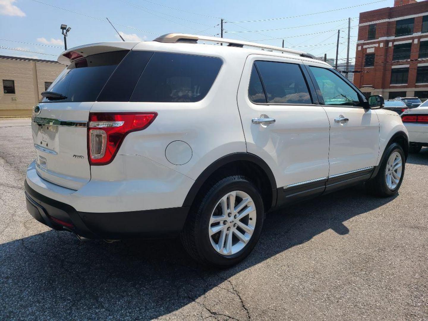 2015 WHITE FORD EXPLORER XLT (1FM5K8D82FG) with an 3.5L engine, Automatic transmission, located at 117 North Cameron Street, Harrisburg, PA, 17101, (717) 963-8962, 40.267021, -76.875351 - WE FINANCE!!! Good Credit/ Bad Credit/ No Credit - ALL Trade-Ins Welcomed!!! ***Guaranteed Credit Approval*** APPLY ONLINE or CALL us TODAY ;) Internet Prices and Marketplace Prices are SPECIAL discounted ***CASH DEALS*** Retail Prices are higher. Please call us to discuss your cash and finan - Photo#5