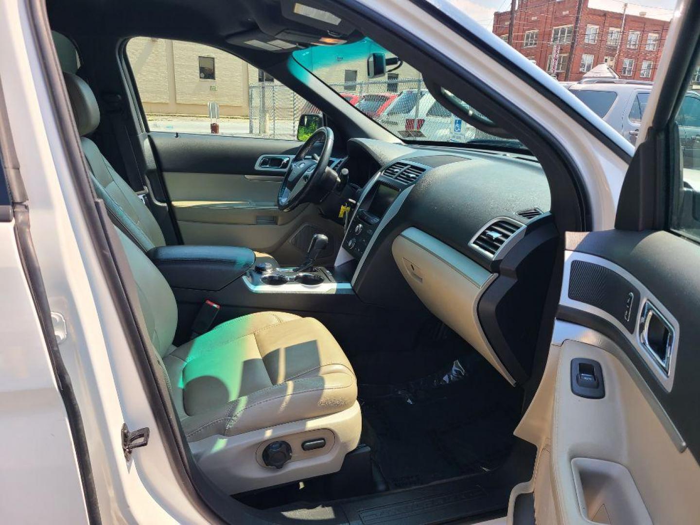 2015 WHITE FORD EXPLORER XLT (1FM5K8D82FG) with an 3.5L engine, Automatic transmission, located at 117 North Cameron Street, Harrisburg, PA, 17101, (717) 963-8962, 40.267021, -76.875351 - WE FINANCE!!! Good Credit/ Bad Credit/ No Credit - ALL Trade-Ins Welcomed!!! ***Guaranteed Credit Approval*** APPLY ONLINE or CALL us TODAY ;) Internet Prices and Marketplace Prices are SPECIAL discounted ***CASH DEALS*** Retail Prices are higher. Please call us to discuss your cash and finan - Photo#10