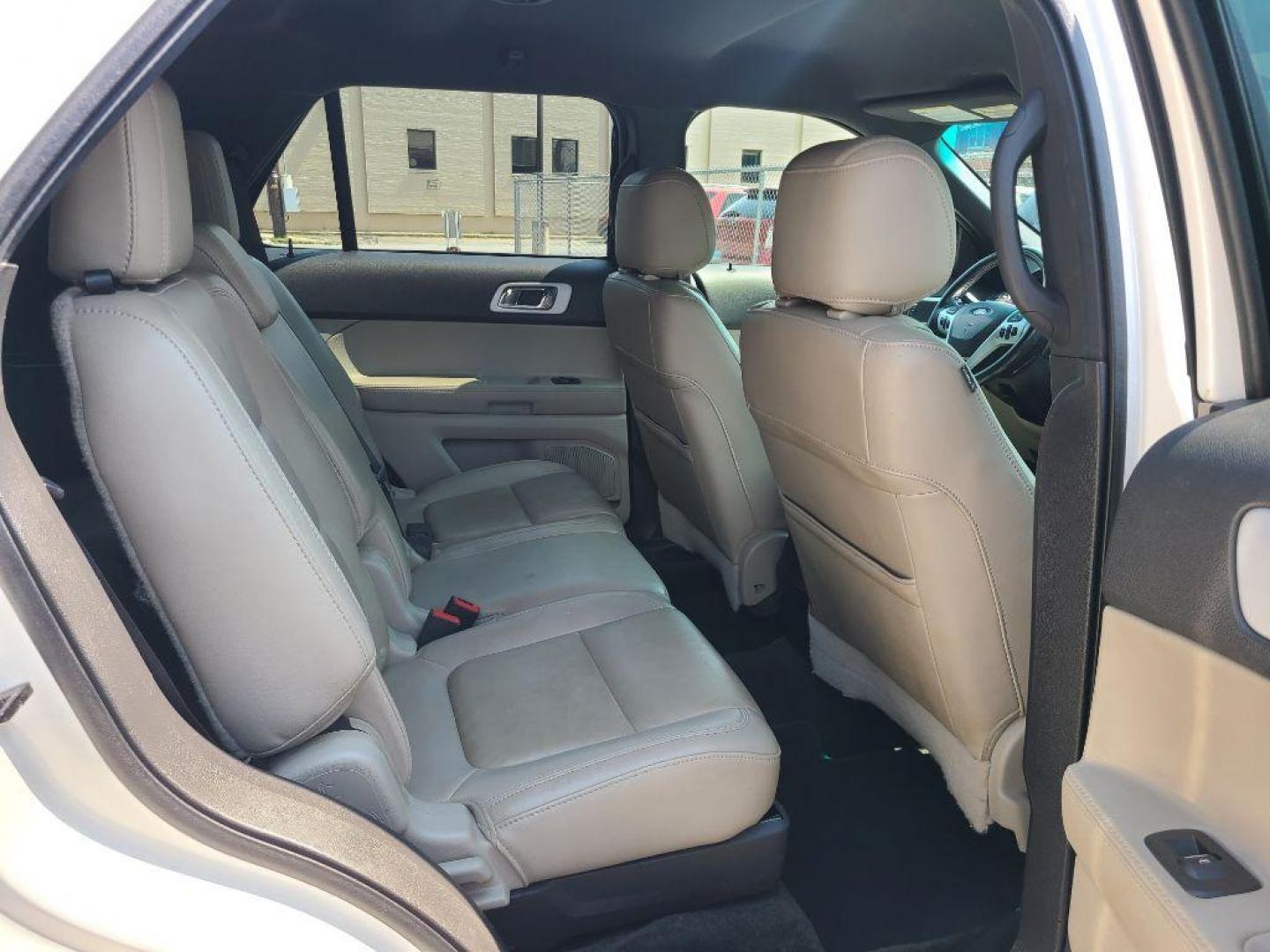 2015 WHITE FORD EXPLORER XLT (1FM5K8D82FG) with an 3.5L engine, Automatic transmission, located at 117 North Cameron Street, Harrisburg, PA, 17101, (717) 963-8962, 40.267021, -76.875351 - WE FINANCE!!! Good Credit/ Bad Credit/ No Credit - ALL Trade-Ins Welcomed!!! ***Guaranteed Credit Approval*** APPLY ONLINE or CALL us TODAY ;) Internet Prices and Marketplace Prices are SPECIAL discounted ***CASH DEALS*** Retail Prices are higher. Please call us to discuss your cash and finan - Photo#11