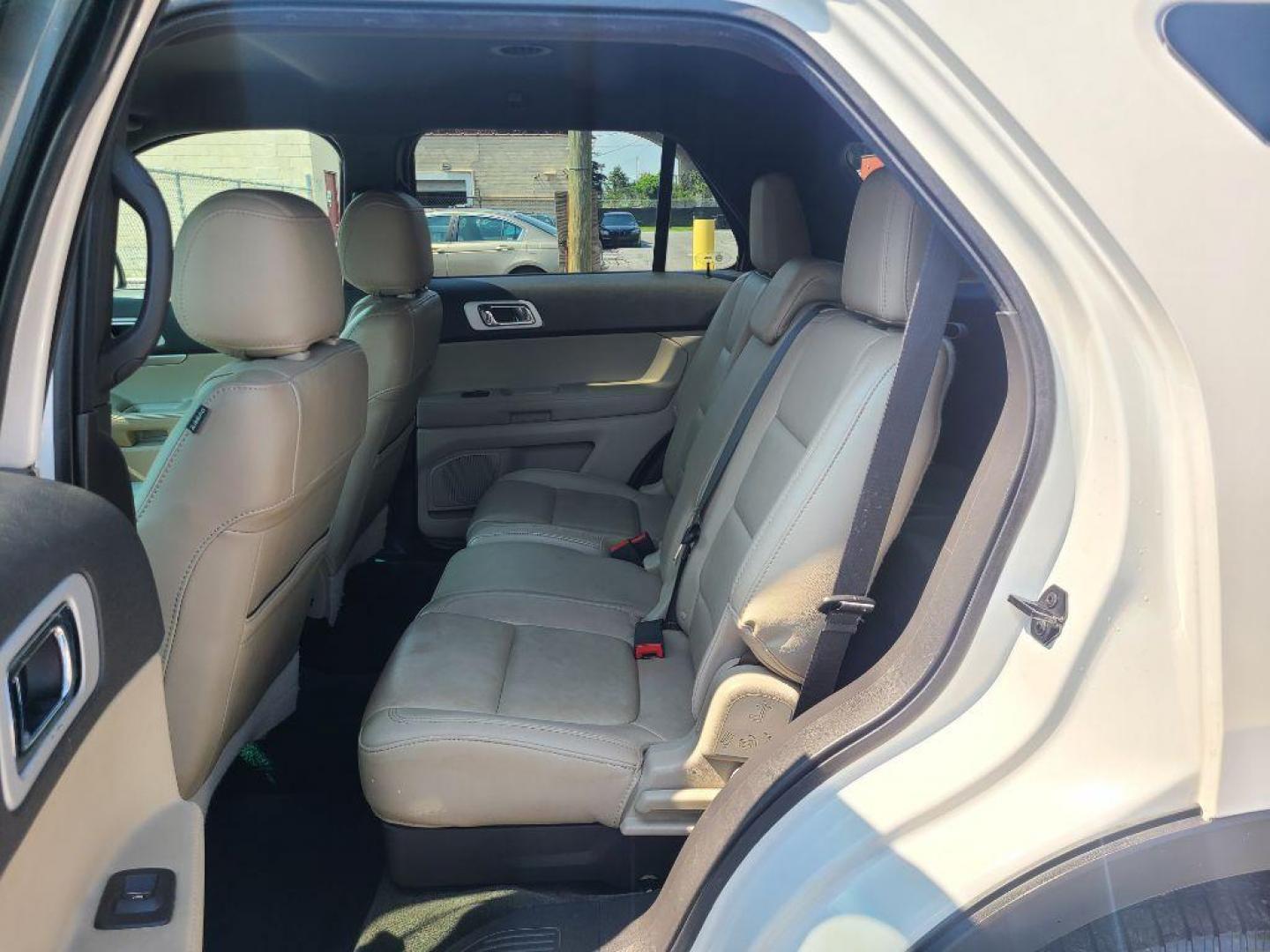 2015 WHITE FORD EXPLORER XLT (1FM5K8D82FG) with an 3.5L engine, Automatic transmission, located at 117 North Cameron Street, Harrisburg, PA, 17101, (717) 963-8962, 40.267021, -76.875351 - WE FINANCE!!! Good Credit/ Bad Credit/ No Credit - ALL Trade-Ins Welcomed!!! ***Guaranteed Credit Approval*** APPLY ONLINE or CALL us TODAY ;) Internet Prices and Marketplace Prices are SPECIAL discounted ***CASH DEALS*** Retail Prices are higher. Please call us to discuss your cash and finan - Photo#13