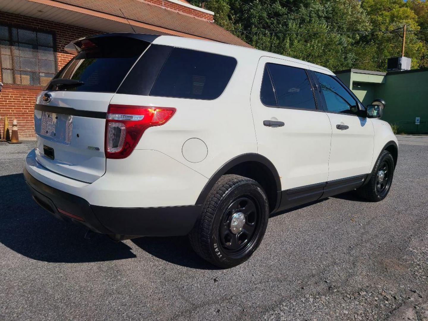2015 WHITE FORD EXPLORER POLICE INTERCEPTOR (1FM5K8AR4FG) with an 3.7L engine, Automatic transmission, located at 117 North Cameron Street, Harrisburg, PA, 17101, (717) 963-8962, 40.267021, -76.875351 - WE FINANCE!!! Good Credit/ Bad Credit/ No Credit - ALL Trade-Ins Welcomed!!! ***Guaranteed Credit Approval*** APPLY ONLINE or CALL us TODAY ;) Internet Prices and Marketplace Prices are SPECIAL discounted ***CASH DEALS*** Retail Prices are higher. Please call us to discuss your cash and finan - Photo#4
