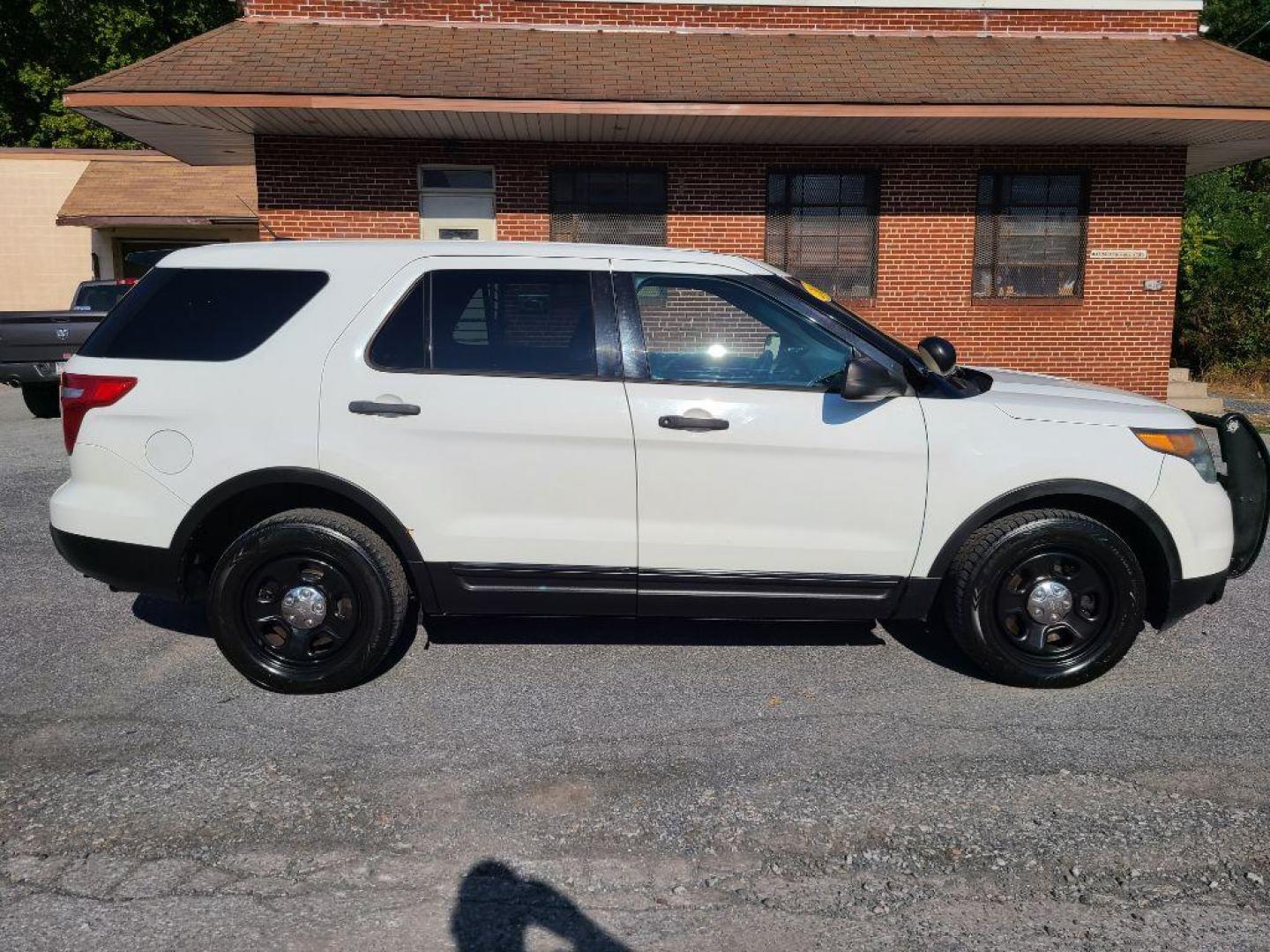 2015 WHITE FORD EXPLORER POLICE INTERCEPTOR (1FM5K8AR4FG) with an 3.7L engine, Automatic transmission, located at 117 North Cameron Street, Harrisburg, PA, 17101, (717) 963-8962, 40.267021, -76.875351 - WE FINANCE!!! Good Credit/ Bad Credit/ No Credit - ALL Trade-Ins Welcomed!!! ***Guaranteed Credit Approval*** APPLY ONLINE or CALL us TODAY ;) Internet Prices and Marketplace Prices are SPECIAL discounted ***CASH DEALS*** Retail Prices are higher. Please call us to discuss your cash and finan - Photo#5