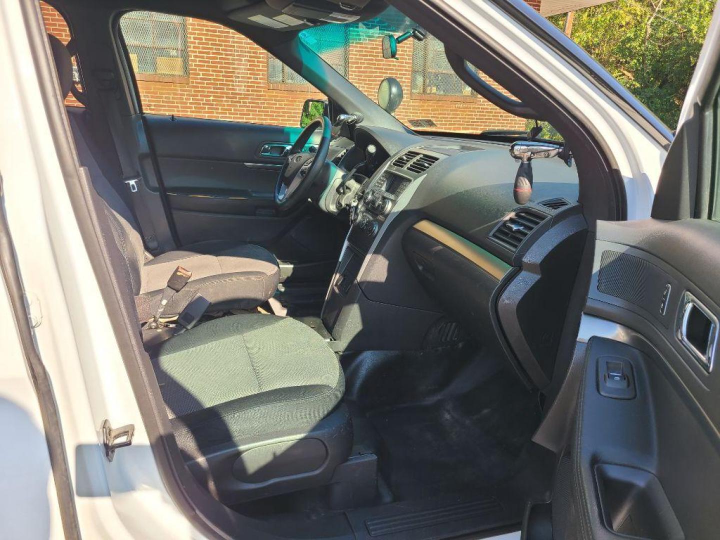 2015 WHITE FORD EXPLORER POLICE INTERCEPTOR (1FM5K8AR4FG) with an 3.7L engine, Automatic transmission, located at 117 North Cameron Street, Harrisburg, PA, 17101, (717) 963-8962, 40.267021, -76.875351 - WE FINANCE!!! Good Credit/ Bad Credit/ No Credit - ALL Trade-Ins Welcomed!!! ***Guaranteed Credit Approval*** APPLY ONLINE or CALL us TODAY ;) Internet Prices and Marketplace Prices are SPECIAL discounted ***CASH DEALS*** Retail Prices are higher. Please call us to discuss your cash and finan - Photo#8