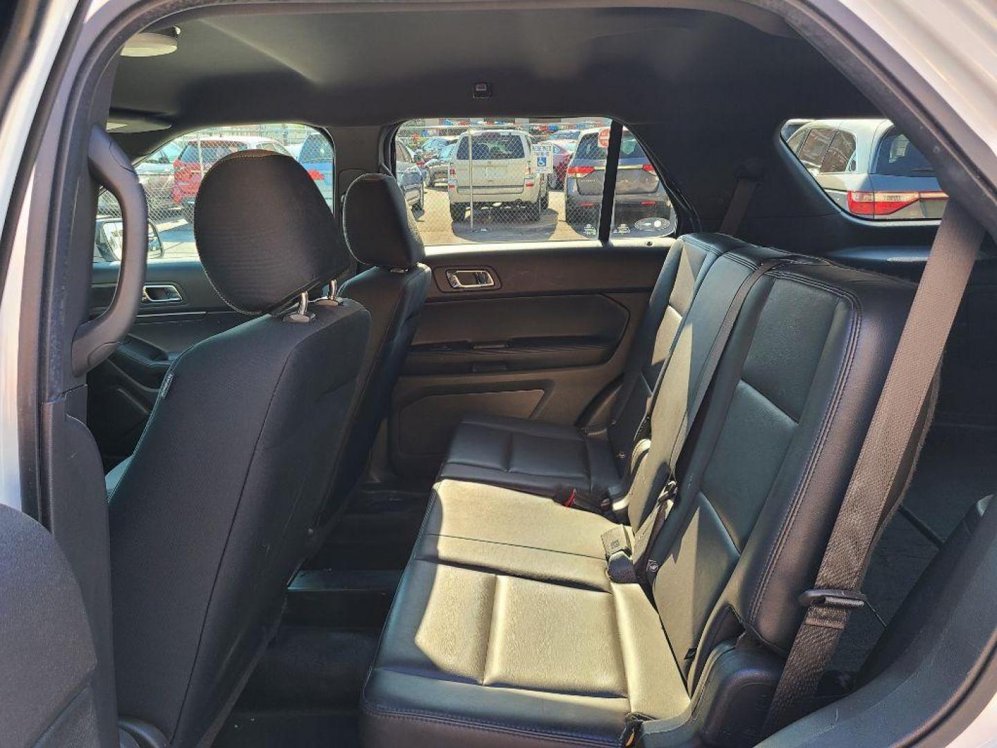2015 WHITE FORD EXPLORER POLICE INTERCEPTOR (1FM5K8AR4FG) with an 3.7L engine, Automatic transmission, located at 117 North Cameron Street, Harrisburg, PA, 17101, (717) 963-8962, 40.267021, -76.875351 - WE FINANCE!!! Good Credit/ Bad Credit/ No Credit - ALL Trade-Ins Welcomed!!! ***Guaranteed Credit Approval*** APPLY ONLINE or CALL us TODAY ;) Internet Prices and Marketplace Prices are SPECIAL discounted ***CASH DEALS*** Retail Prices are higher. Please call us to discuss your cash and finan - Photo#12