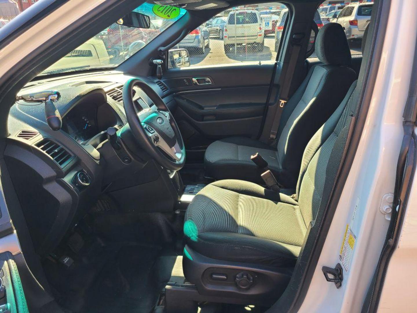 2015 WHITE FORD EXPLORER POLICE INTERCEPTOR (1FM5K8AR4FG) with an 3.7L engine, Automatic transmission, located at 117 North Cameron Street, Harrisburg, PA, 17101, (717) 963-8962, 40.267021, -76.875351 - WE FINANCE!!! Good Credit/ Bad Credit/ No Credit - ALL Trade-Ins Welcomed!!! ***Guaranteed Credit Approval*** APPLY ONLINE or CALL us TODAY ;) Internet Prices and Marketplace Prices are SPECIAL discounted ***CASH DEALS*** Retail Prices are higher. Please call us to discuss your cash and finan - Photo#13