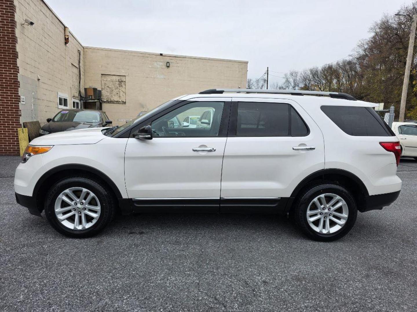 2015 WHITE FORD EXPLORER XLT (1FM5K8D89FG) with an 3.5L engine, Automatic transmission, located at 117 North Cameron Street, Harrisburg, PA, 17101, (717) 963-8962, 40.267021, -76.875351 - WE FINANCE!!! Good Credit/ Bad Credit/ No Credit - ALL Trade-Ins Welcomed!!! ***Guaranteed Credit Approval*** APPLY ONLINE or CALL us TODAY ;) Please call us to discuss your cash and financing options. - Photo#2