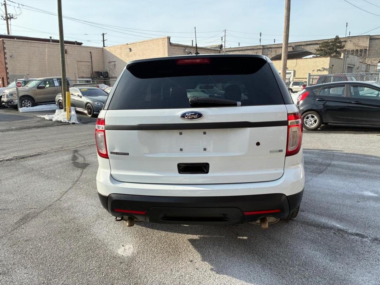 2015 WHITE FORD EXPLORER POLICE INTERCEPTOR (1FM5K8AR9FG) with an 3.7L engine, Automatic transmission, located at 117 North Cameron Street, Harrisburg, PA, 17101, (717) 963-8962, 40.267021, -76.875351 - WE FINANCE!!! Good Credit/ Challenged Credit/ No Credit - ALL Trade-Ins Welcomed!!! APPLY ONLINE or CALL us TODAY ;) Please call us to discuss your cash and/or financing options. - Photo#3
