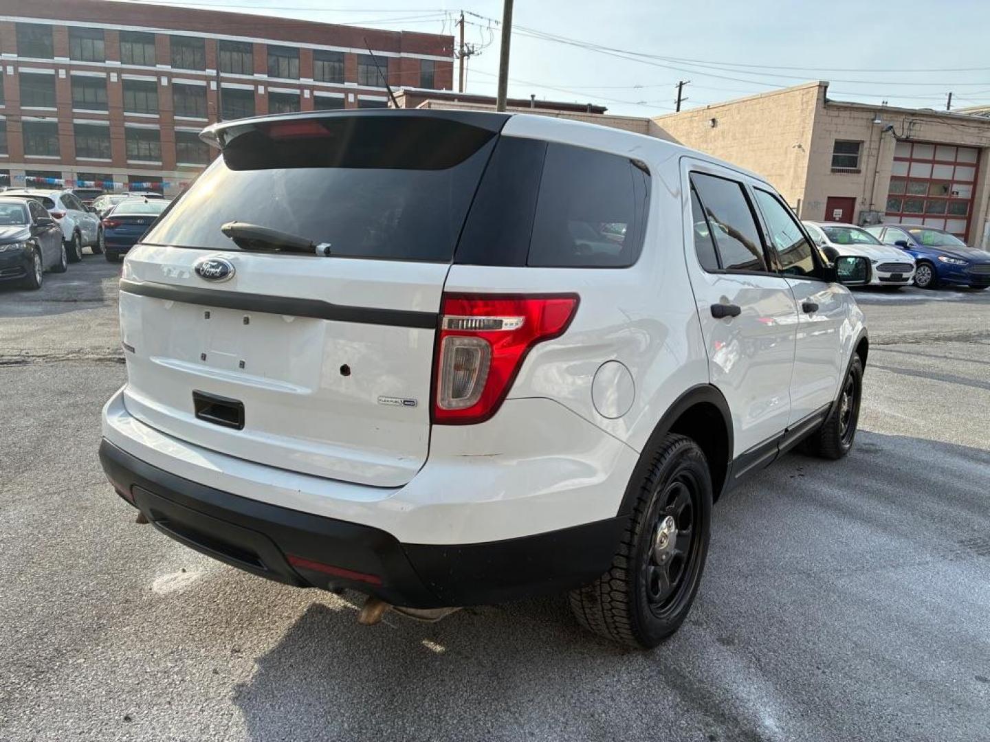 2015 WHITE FORD EXPLORER POLICE INTERCEPTOR (1FM5K8AR9FG) with an 3.7L engine, Automatic transmission, located at 117 North Cameron Street, Harrisburg, PA, 17101, (717) 963-8962, 40.267021, -76.875351 - WE FINANCE!!! Good Credit/ Challenged Credit/ No Credit - ALL Trade-Ins Welcomed!!! APPLY ONLINE or CALL us TODAY ;) Please call us to discuss your cash and/or financing options. - Photo#4