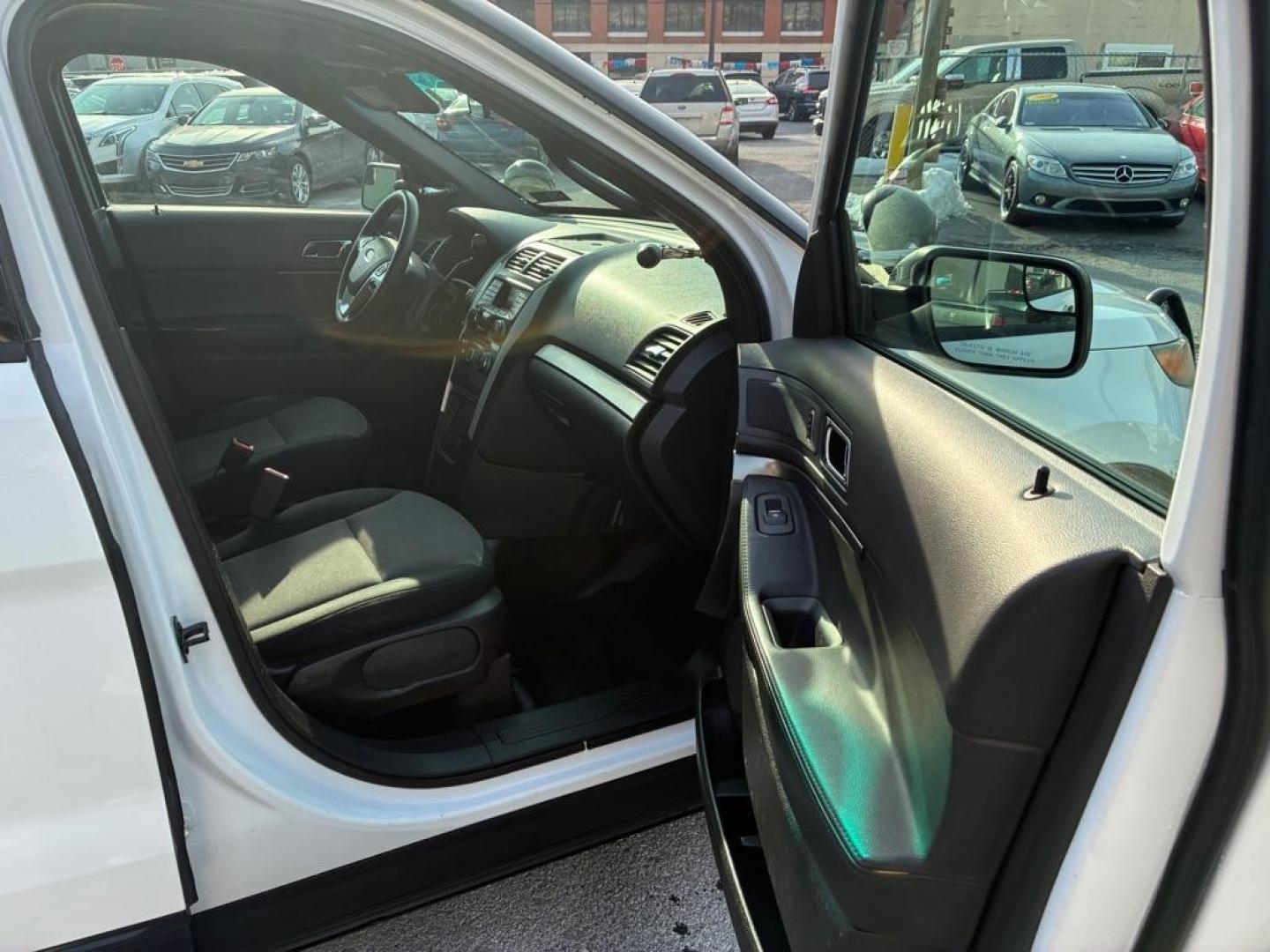 2015 WHITE FORD EXPLORER POLICE INTERCEPTOR (1FM5K8AR9FG) with an 3.7L engine, Automatic transmission, located at 117 North Cameron Street, Harrisburg, PA, 17101, (717) 963-8962, 40.267021, -76.875351 - WE FINANCE!!! Good Credit/ Challenged Credit/ No Credit - ALL Trade-Ins Welcomed!!! APPLY ONLINE or CALL us TODAY ;) Please call us to discuss your cash and/or financing options. - Photo#8