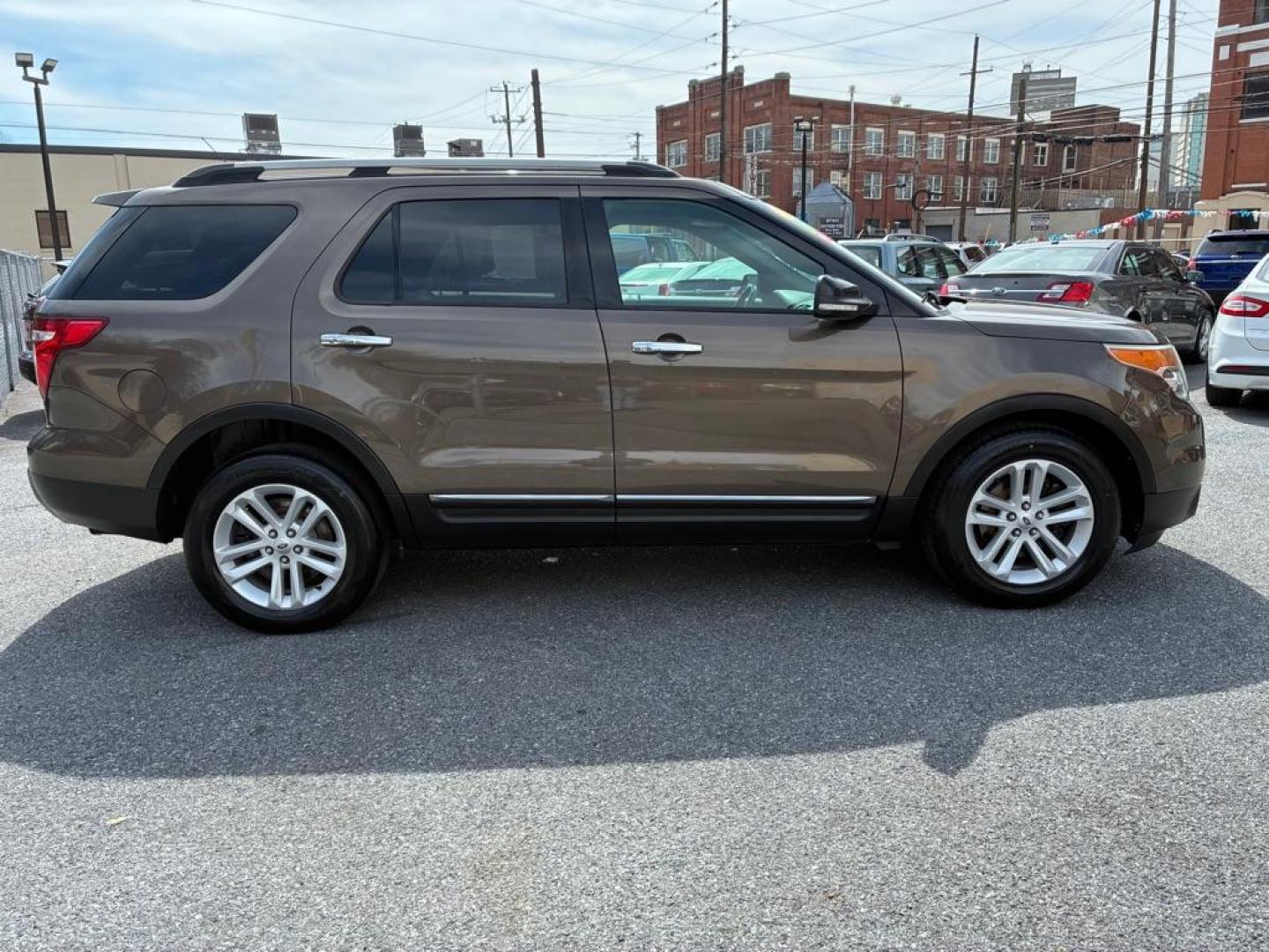 2015 BROWN FORD EXPLORER XLT (1FM5K8D84FG) with an 3.5L engine, Automatic transmission, located at 117 North Cameron Street, Harrisburg, PA, 17101, (717) 963-8962, 40.267021, -76.875351 - Photo#5