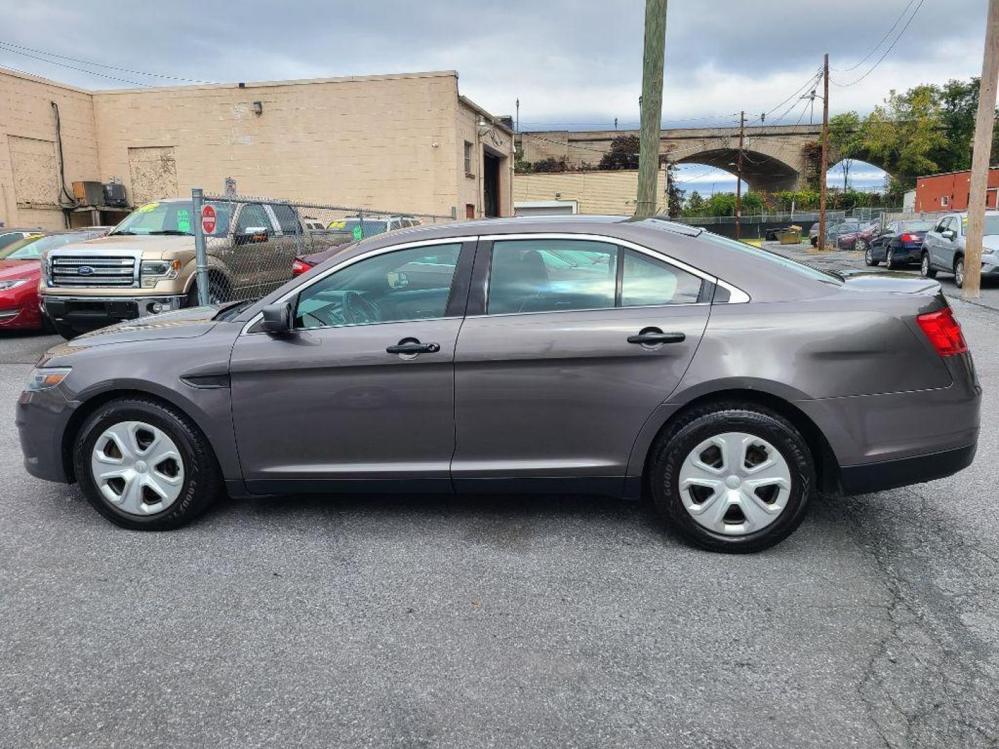 2015 GRAY FORD TAURUS POLICE INTERCEPTOR (1FAHP2MK4FG) with an 3.7L engine, Automatic transmission, located at 117 North Cameron Street, Harrisburg, PA, 17101, (717) 963-8962, 40.267021, -76.875351 - WE FINANCE!!! Good Credit/ Bad Credit/ No Credit - ALL Trade-Ins Welcomed!!! ***Guaranteed Credit Approval*** APPLY ONLINE or CALL us TODAY ;) Please call us to discuss your cash and financing options. - Photo#4