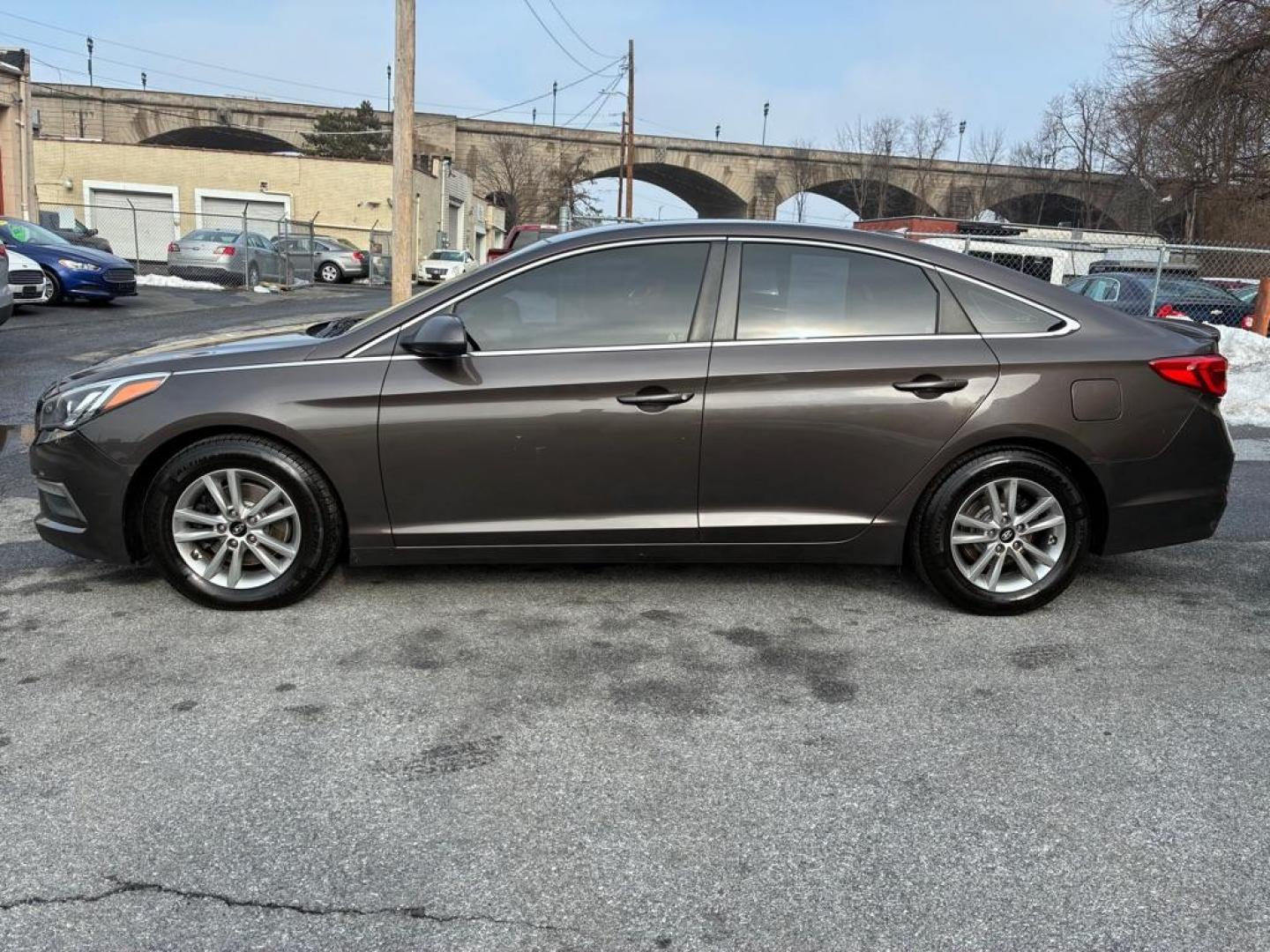 2015 BROWN HYUNDAI SONATA SE (5NPE24AF2FH) with an 2.4L engine, Automatic transmission, located at 117 North Cameron Street, Harrisburg, PA, 17101, (717) 963-8962, 40.267021, -76.875351 - WE FINANCE!!! Good Credit/ Challenged Credit/ No Credit - ALL Trade-Ins Welcomed!!! APPLY ONLINE or CALL us TODAY ;) Please call us to discuss your cash and/or financing options. - Photo#1