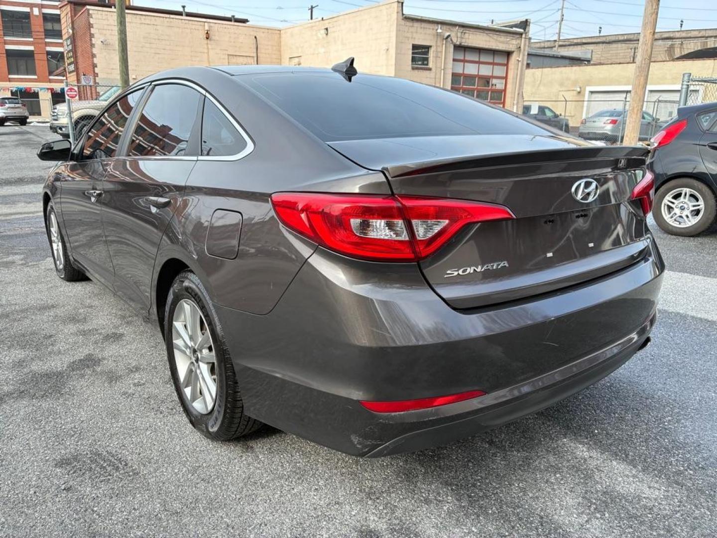 2015 BROWN HYUNDAI SONATA SE (5NPE24AF2FH) with an 2.4L engine, Automatic transmission, located at 117 North Cameron Street, Harrisburg, PA, 17101, (717) 963-8962, 40.267021, -76.875351 - WE FINANCE!!! Good Credit/ Challenged Credit/ No Credit - ALL Trade-Ins Welcomed!!! APPLY ONLINE or CALL us TODAY ;) Please call us to discuss your cash and/or financing options. - Photo#2