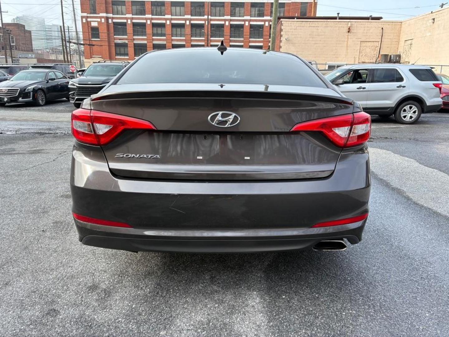 2015 BROWN HYUNDAI SONATA SE (5NPE24AF2FH) with an 2.4L engine, Automatic transmission, located at 117 North Cameron Street, Harrisburg, PA, 17101, (717) 963-8962, 40.267021, -76.875351 - WE FINANCE!!! Good Credit/ Challenged Credit/ No Credit - ALL Trade-Ins Welcomed!!! APPLY ONLINE or CALL us TODAY ;) Please call us to discuss your cash and/or financing options. - Photo#3