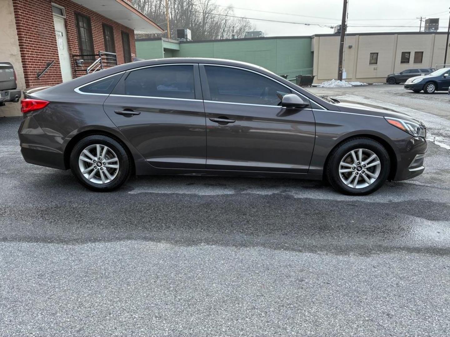 2015 BROWN HYUNDAI SONATA SE (5NPE24AF2FH) with an 2.4L engine, Automatic transmission, located at 117 North Cameron Street, Harrisburg, PA, 17101, (717) 963-8962, 40.267021, -76.875351 - WE FINANCE!!! Good Credit/ Challenged Credit/ No Credit - ALL Trade-Ins Welcomed!!! APPLY ONLINE or CALL us TODAY ;) Please call us to discuss your cash and/or financing options. - Photo#5