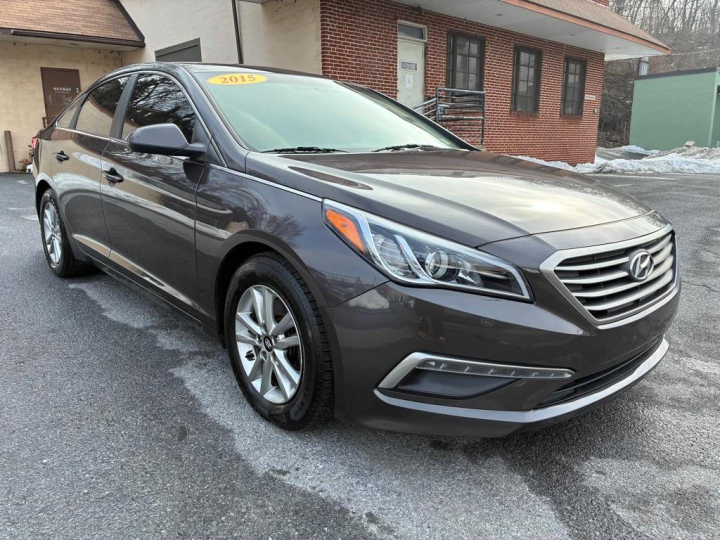 2015 BROWN HYUNDAI SONATA SE (5NPE24AF2FH) with an 2.4L engine, Automatic transmission, located at 117 North Cameron Street, Harrisburg, PA, 17101, (717) 963-8962, 40.267021, -76.875351 - WE FINANCE!!! Good Credit/ Challenged Credit/ No Credit - ALL Trade-Ins Welcomed!!! APPLY ONLINE or CALL us TODAY ;) Please call us to discuss your cash and/or financing options. - Photo#6