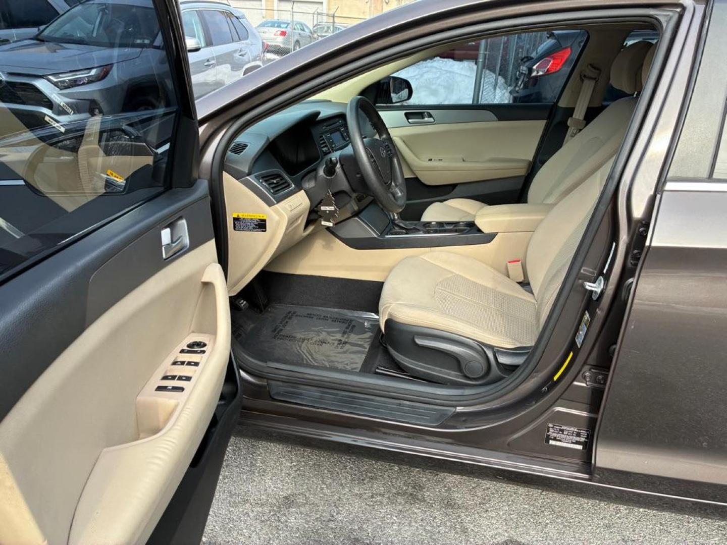 2015 BROWN HYUNDAI SONATA SE (5NPE24AF2FH) with an 2.4L engine, Automatic transmission, located at 117 North Cameron Street, Harrisburg, PA, 17101, (717) 963-8962, 40.267021, -76.875351 - WE FINANCE!!! Good Credit/ Challenged Credit/ No Credit - ALL Trade-Ins Welcomed!!! APPLY ONLINE or CALL us TODAY ;) Please call us to discuss your cash and/or financing options. - Photo#13