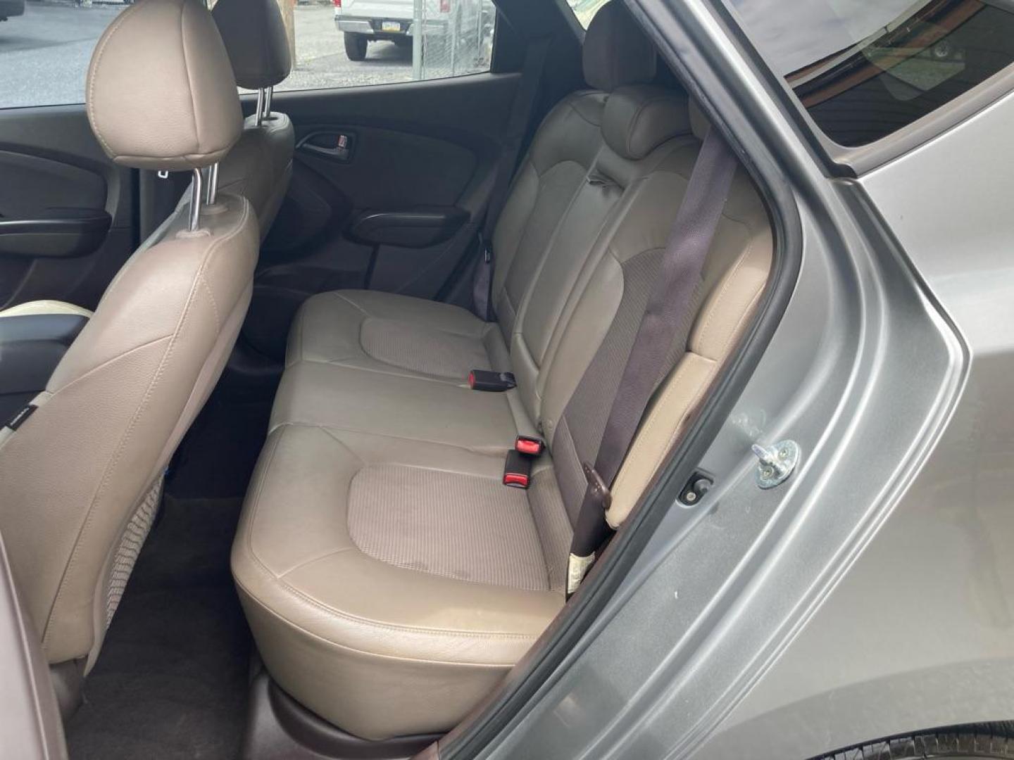 2015 HYUNDAI TUCSON LIMITED (KM8JUCAG1FU) with an 2.4L engine, Automatic transmission, located at 117 North Cameron Street, Harrisburg, PA, 17101, (717) 963-8962, 40.267021, -76.875351 - WE FINANCE!!! Good Credit/ Bad Credit/ No Credit - ALL Trade-Ins Welcomed!!! ***Guaranteed Credit Approval*** APPLY ONLINE or CALL us TODAY ;) Internet Prices and Marketplace Prices are SPECIAL discounted ***CASH DEALS*** Retail Prices are higher. Please call us to discuss your cash and finan - Photo#11