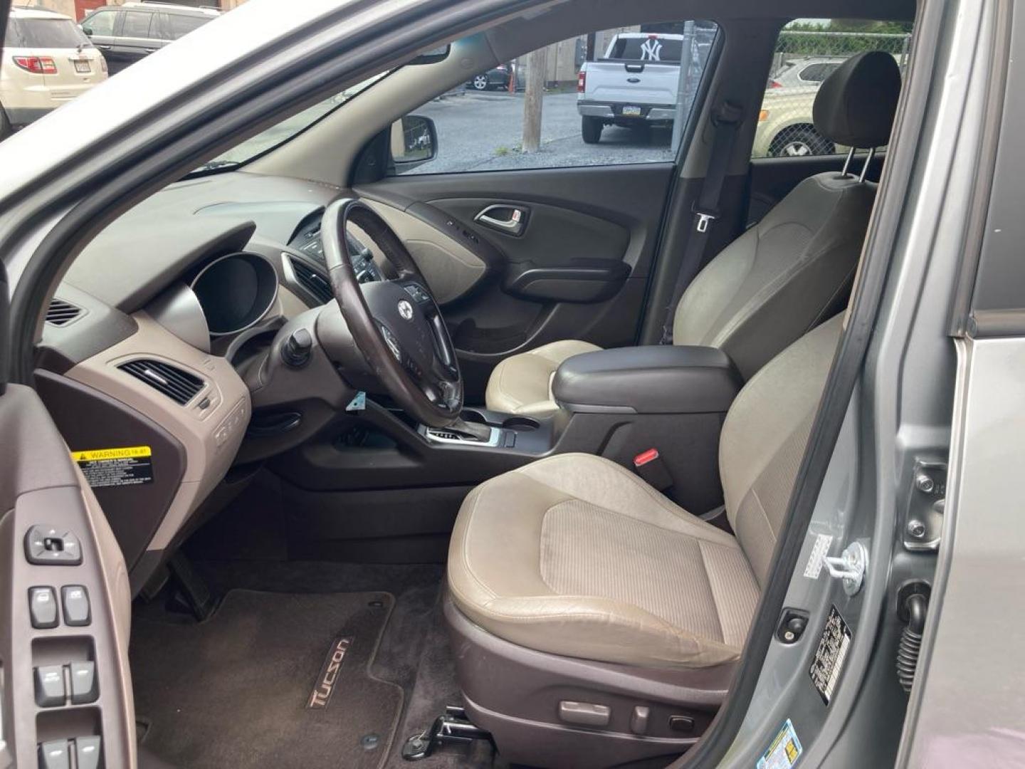2015 HYUNDAI TUCSON LIMITED (KM8JUCAG1FU) with an 2.4L engine, Automatic transmission, located at 117 North Cameron Street, Harrisburg, PA, 17101, (717) 963-8962, 40.267021, -76.875351 - WE FINANCE!!! Good Credit/ Bad Credit/ No Credit - ALL Trade-Ins Welcomed!!! ***Guaranteed Credit Approval*** APPLY ONLINE or CALL us TODAY ;) Internet Prices and Marketplace Prices are SPECIAL discounted ***CASH DEALS*** Retail Prices are higher. Please call us to discuss your cash and finan - Photo#13