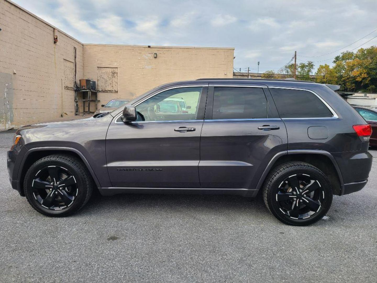 2015 GRAY JEEP GRAND CHEROKEE LAREDO (1C4RJFAG5FC) with an 3.6L engine, Automatic transmission, located at 117 North Cameron Street, Harrisburg, PA, 17101, (717) 963-8962, 40.267021, -76.875351 - Photo#2