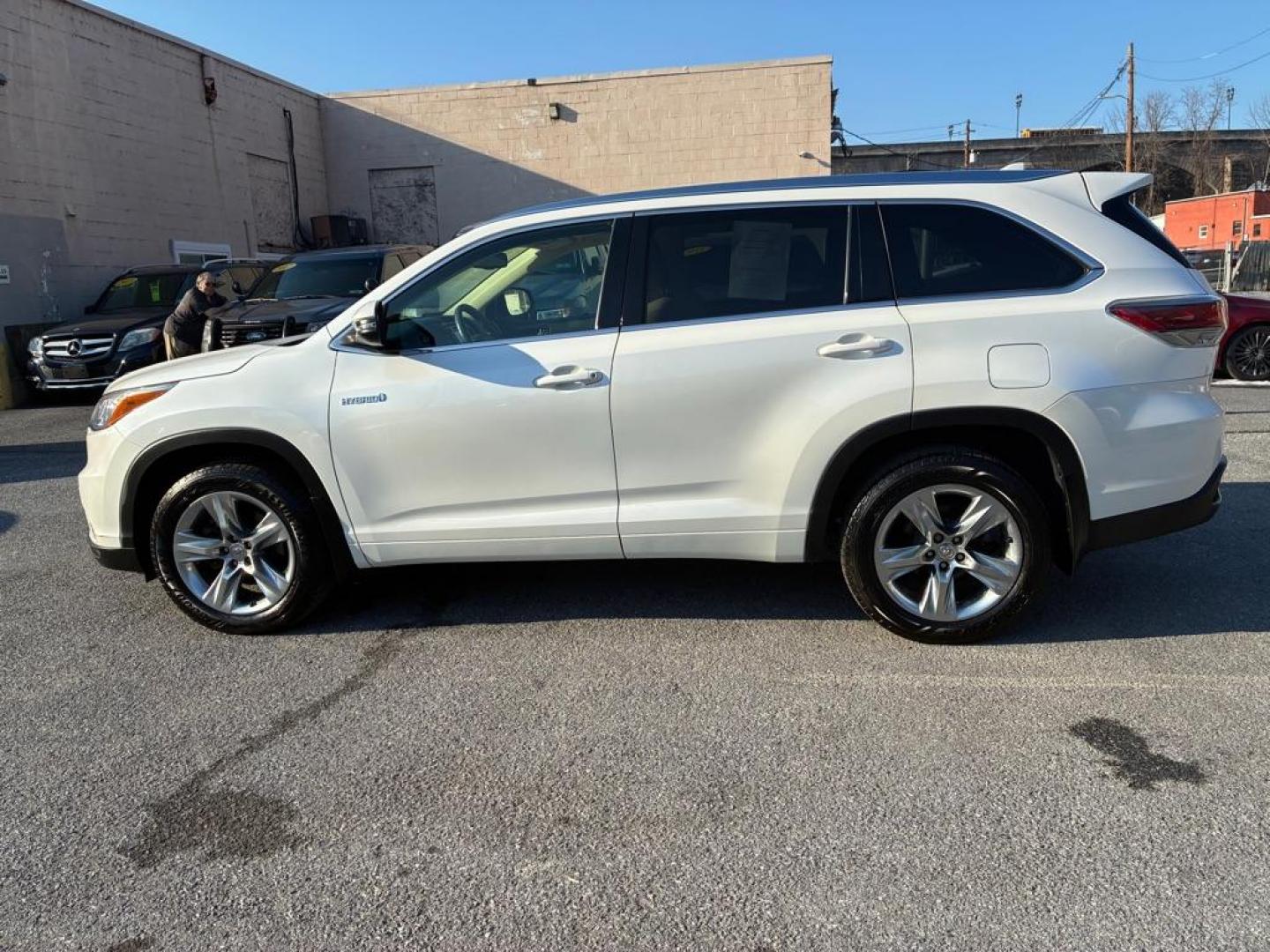 2015 WHITE TOYOTA HIGHLANDER HYBRID LIMITED (5TDDCRFH9FS) with an 3.5L engine, Continuously Variable transmission, located at 117 North Cameron Street, Harrisburg, PA, 17101, (717) 963-8962, 40.267021, -76.875351 - Photo#1