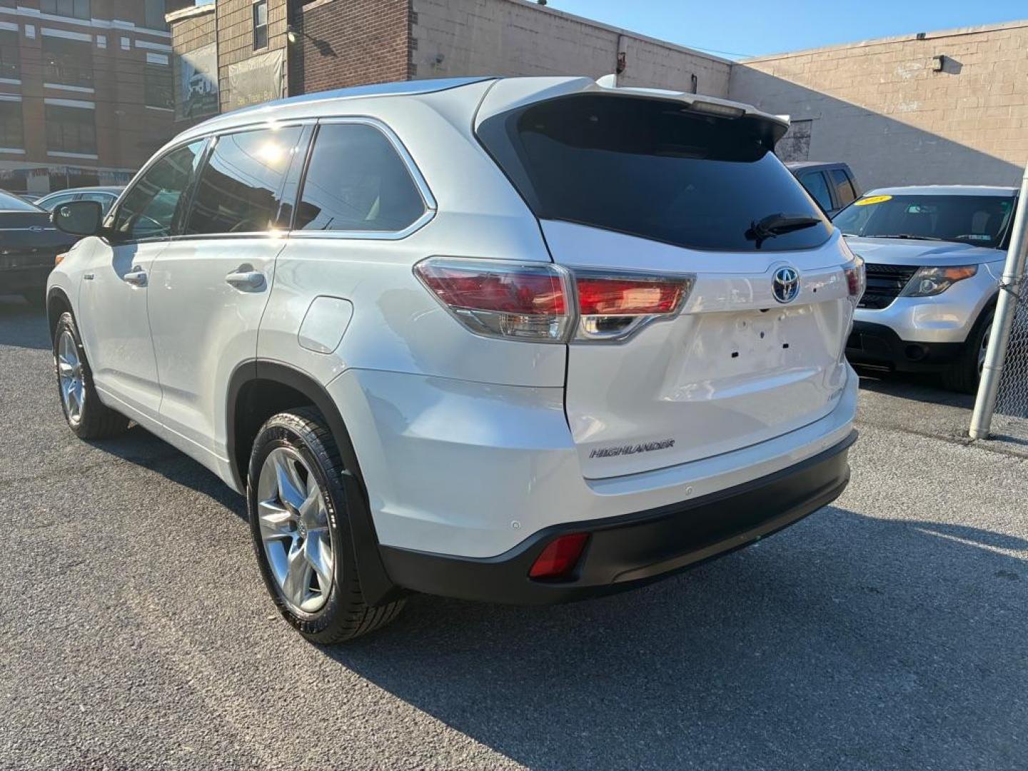 2015 WHITE TOYOTA HIGHLANDER HYBRID LIMITED (5TDDCRFH9FS) with an 3.5L engine, Continuously Variable transmission, located at 117 North Cameron Street, Harrisburg, PA, 17101, (717) 963-8962, 40.267021, -76.875351 - Photo#2