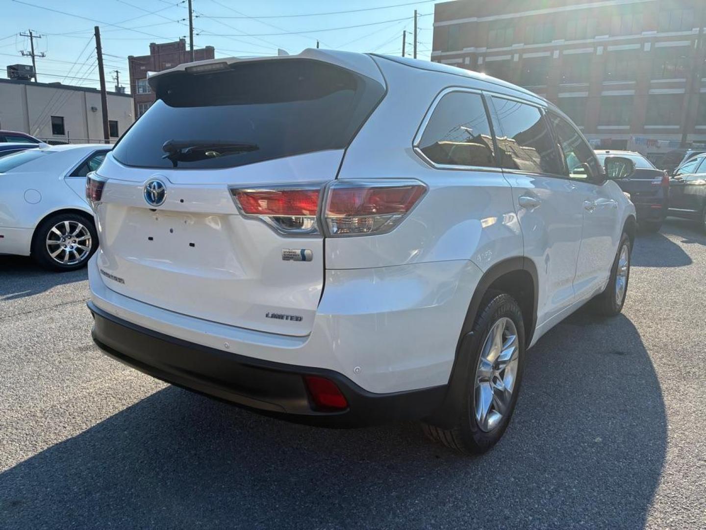 2015 WHITE TOYOTA HIGHLANDER HYBRID LIMITED (5TDDCRFH9FS) with an 3.5L engine, Continuously Variable transmission, located at 117 North Cameron Street, Harrisburg, PA, 17101, (717) 963-8962, 40.267021, -76.875351 - Photo#4