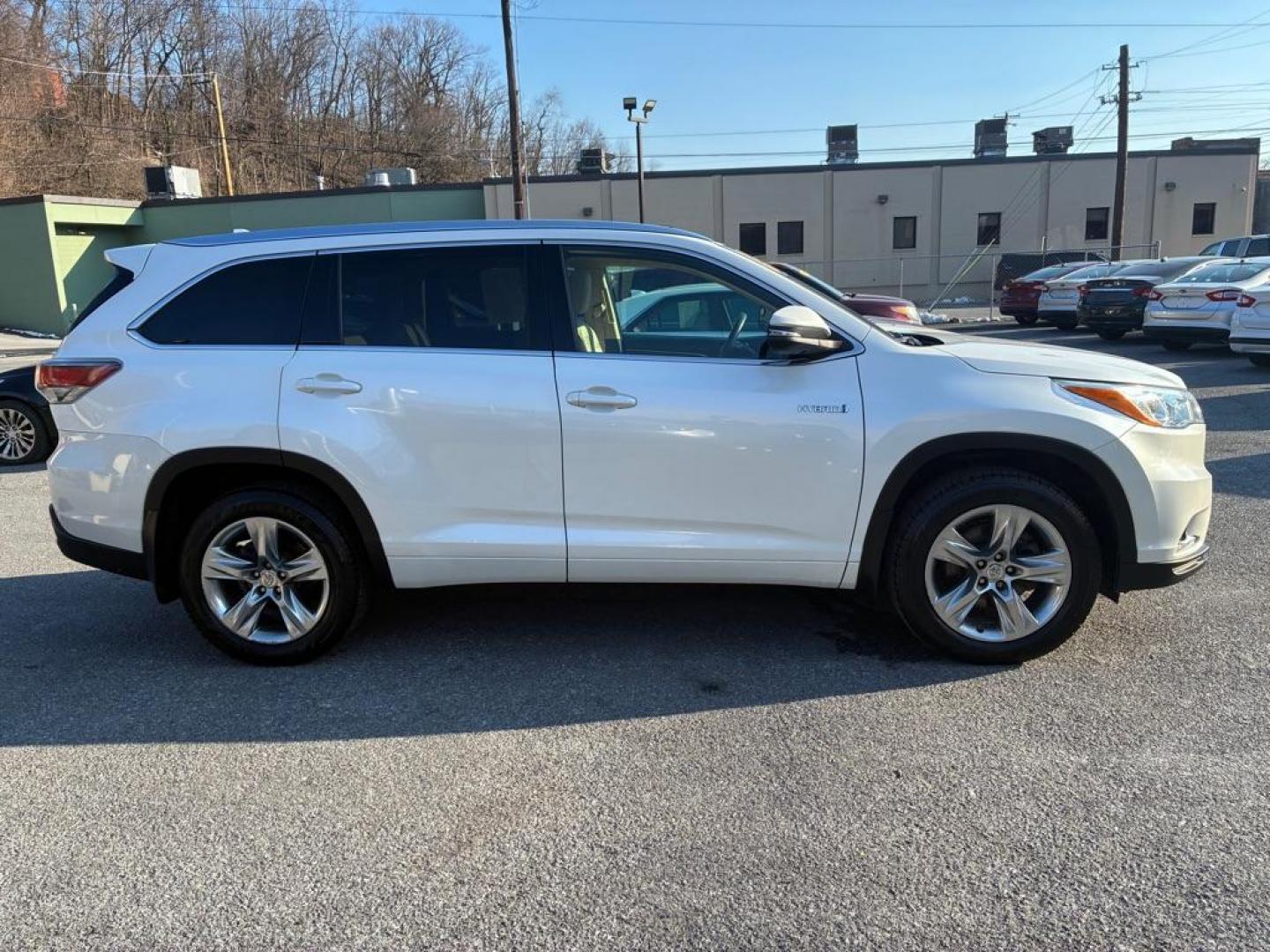 2015 WHITE TOYOTA HIGHLANDER HYBRID LIMITED (5TDDCRFH9FS) with an 3.5L engine, Continuously Variable transmission, located at 117 North Cameron Street, Harrisburg, PA, 17101, (717) 963-8962, 40.267021, -76.875351 - Photo#5