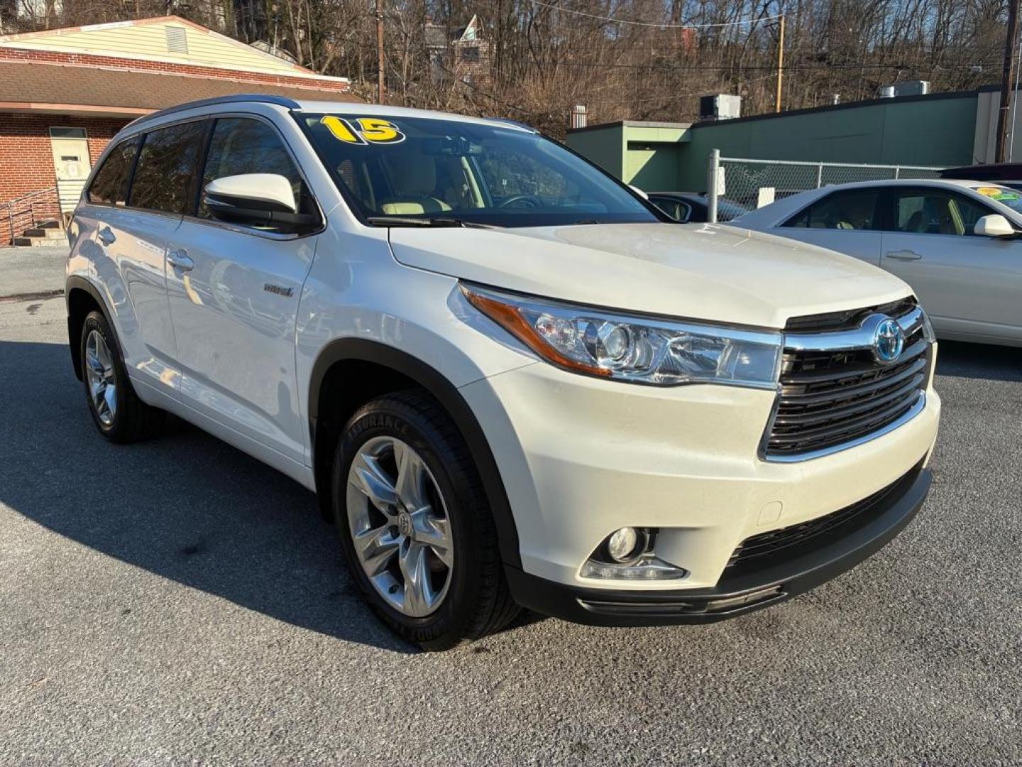 2015 WHITE TOYOTA HIGHLANDER HYBRID LIMITED (5TDDCRFH9FS) with an 3.5L engine, Continuously Variable transmission, located at 117 North Cameron Street, Harrisburg, PA, 17101, (717) 963-8962, 40.267021, -76.875351 - Photo#6
