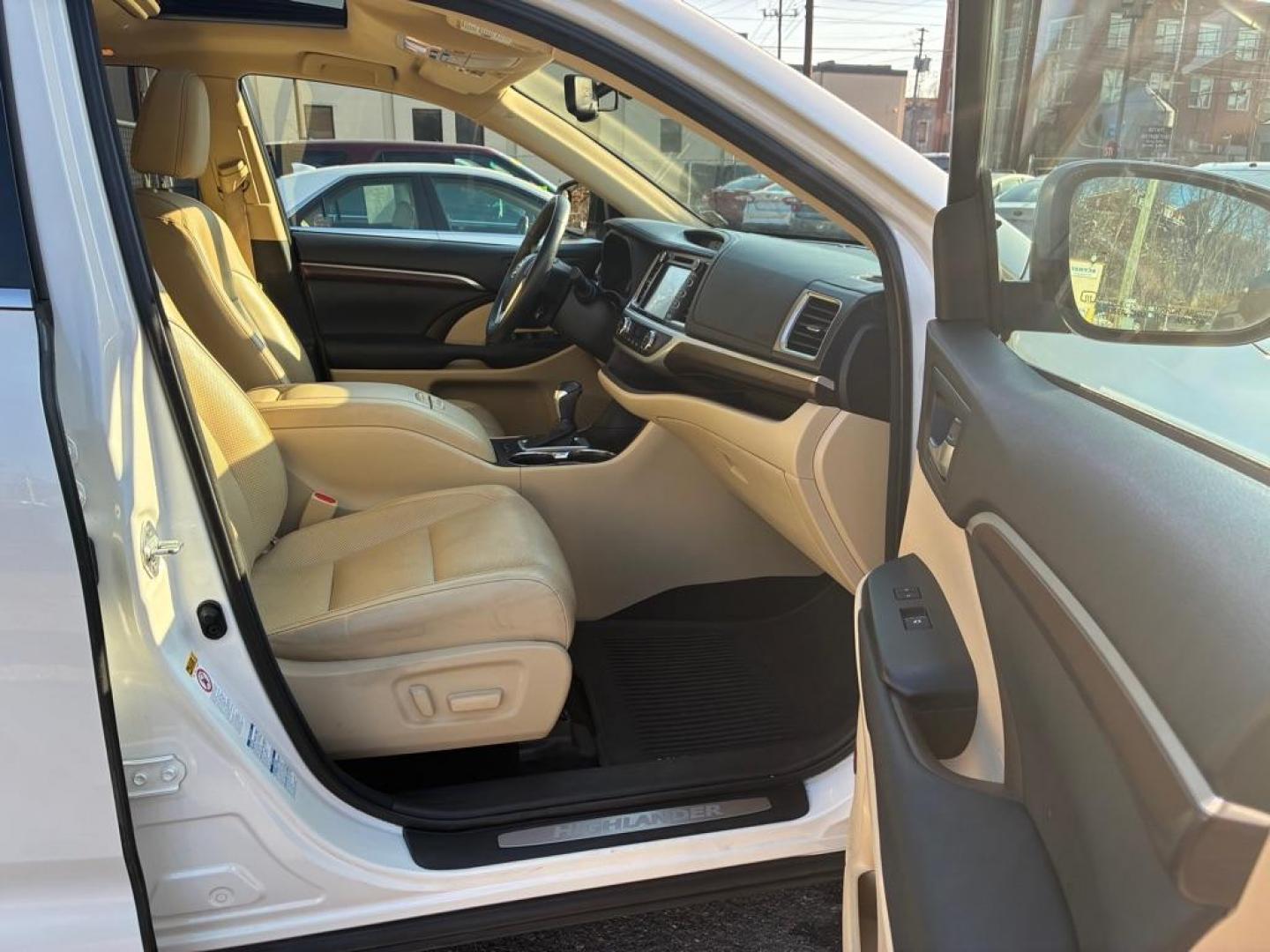 2015 WHITE TOYOTA HIGHLANDER HYBRID LIMITED (5TDDCRFH9FS) with an 3.5L engine, Continuously Variable transmission, located at 117 North Cameron Street, Harrisburg, PA, 17101, (717) 963-8962, 40.267021, -76.875351 - Photo#7