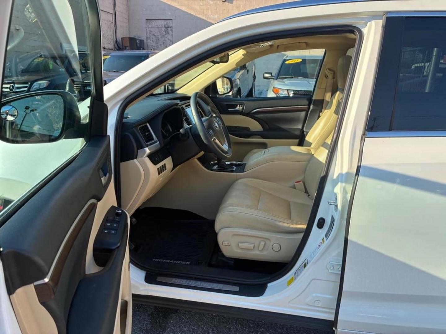 2015 WHITE TOYOTA HIGHLANDER HYBRID LIMITED (5TDDCRFH9FS) with an 3.5L engine, Continuously Variable transmission, located at 117 North Cameron Street, Harrisburg, PA, 17101, (717) 963-8962, 40.267021, -76.875351 - Photo#14
